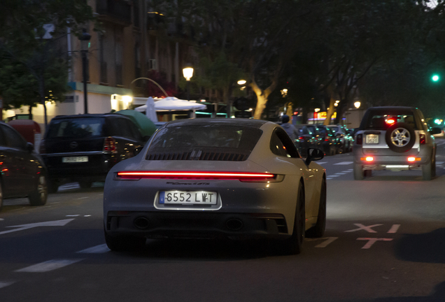 Porsche 992 Carrera 4 GTS