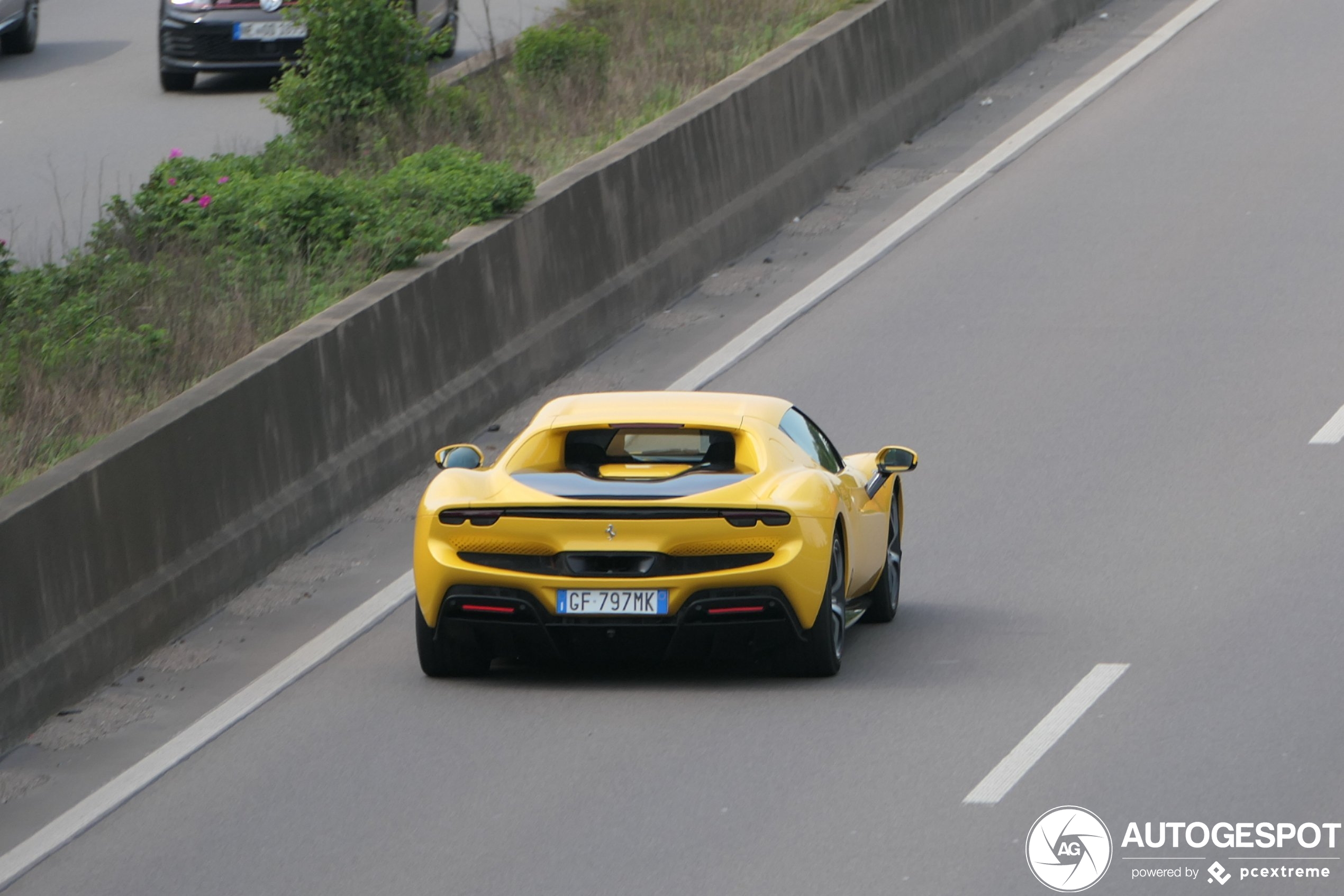 Duimpje omhoog vanuit de Ferrari 296GTB!