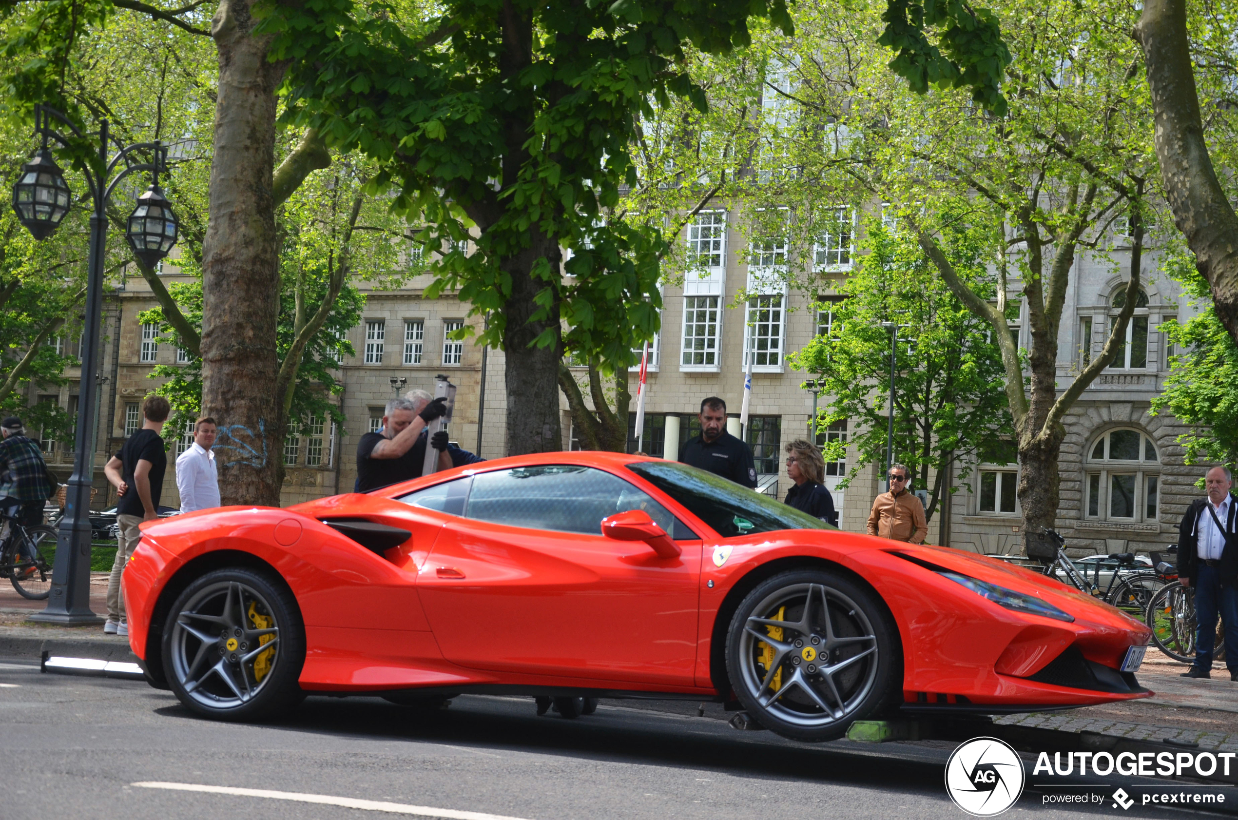 Ferrari F8 wordt weggesleept..