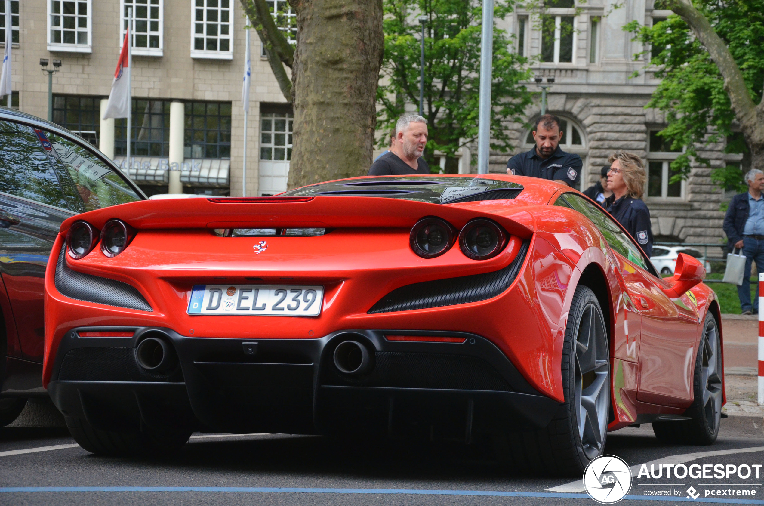 Ferrari F8 wordt weggesleept..