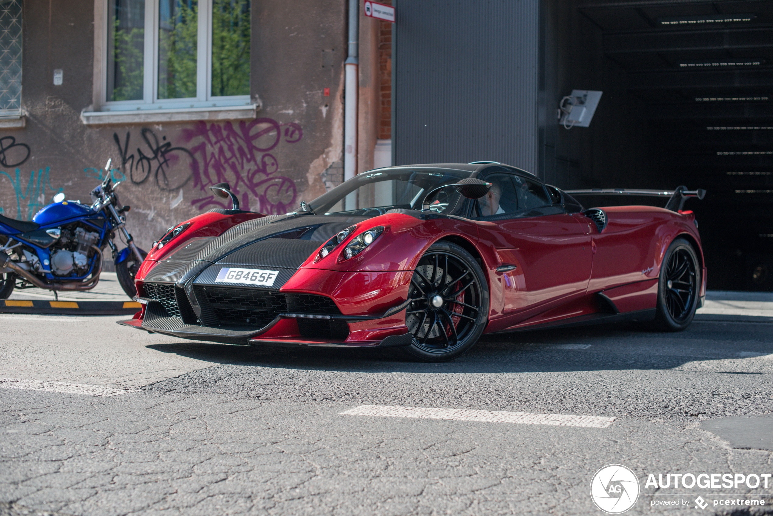 Bam, 2x Huayra BC Roadster op je scherm!