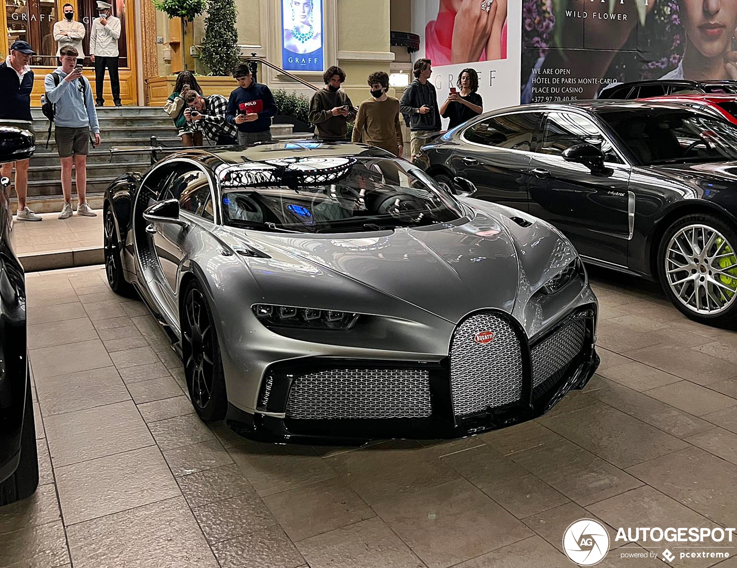 Bugatti Chiron Pur Sport van Adrian Sutil trekt alle aandacht op casinoplein