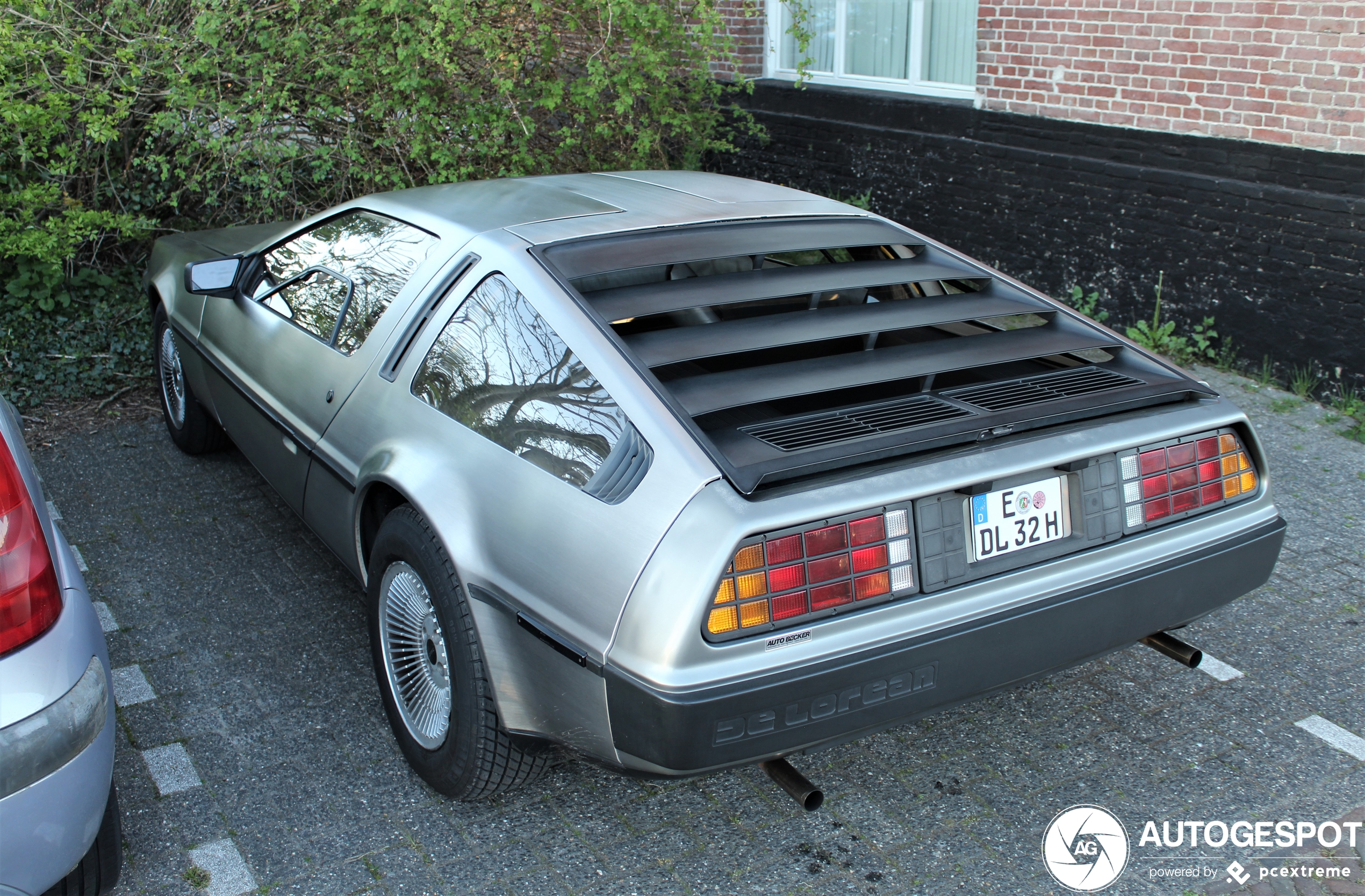 DeLorean DMC-12