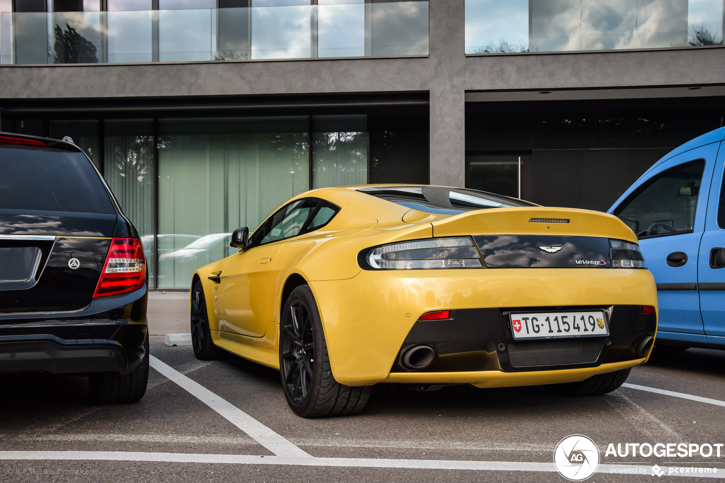 aston-martin-v12-vantage-s-