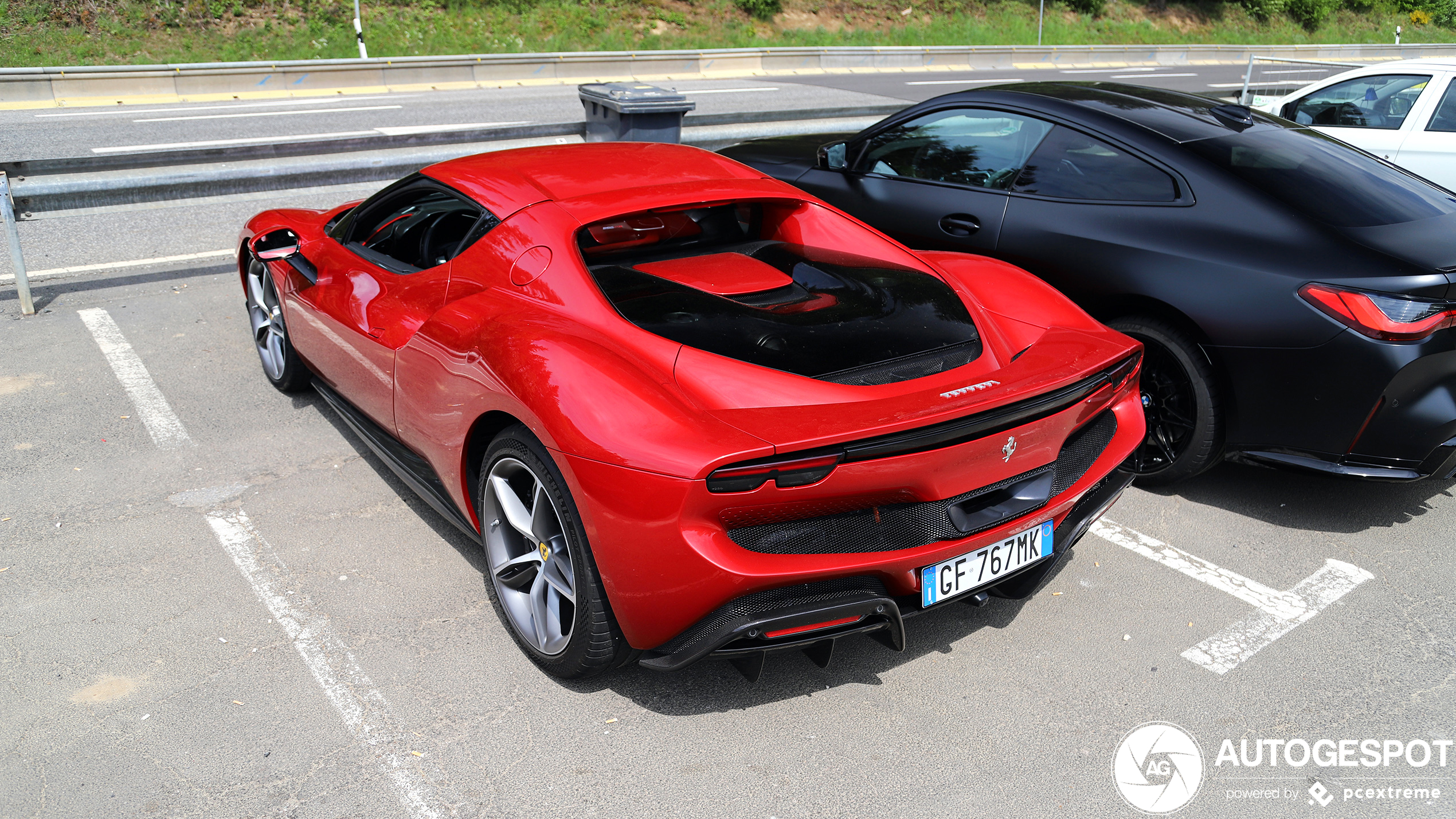 Ferrari 296 GTB in het rood is bijzonder geworden