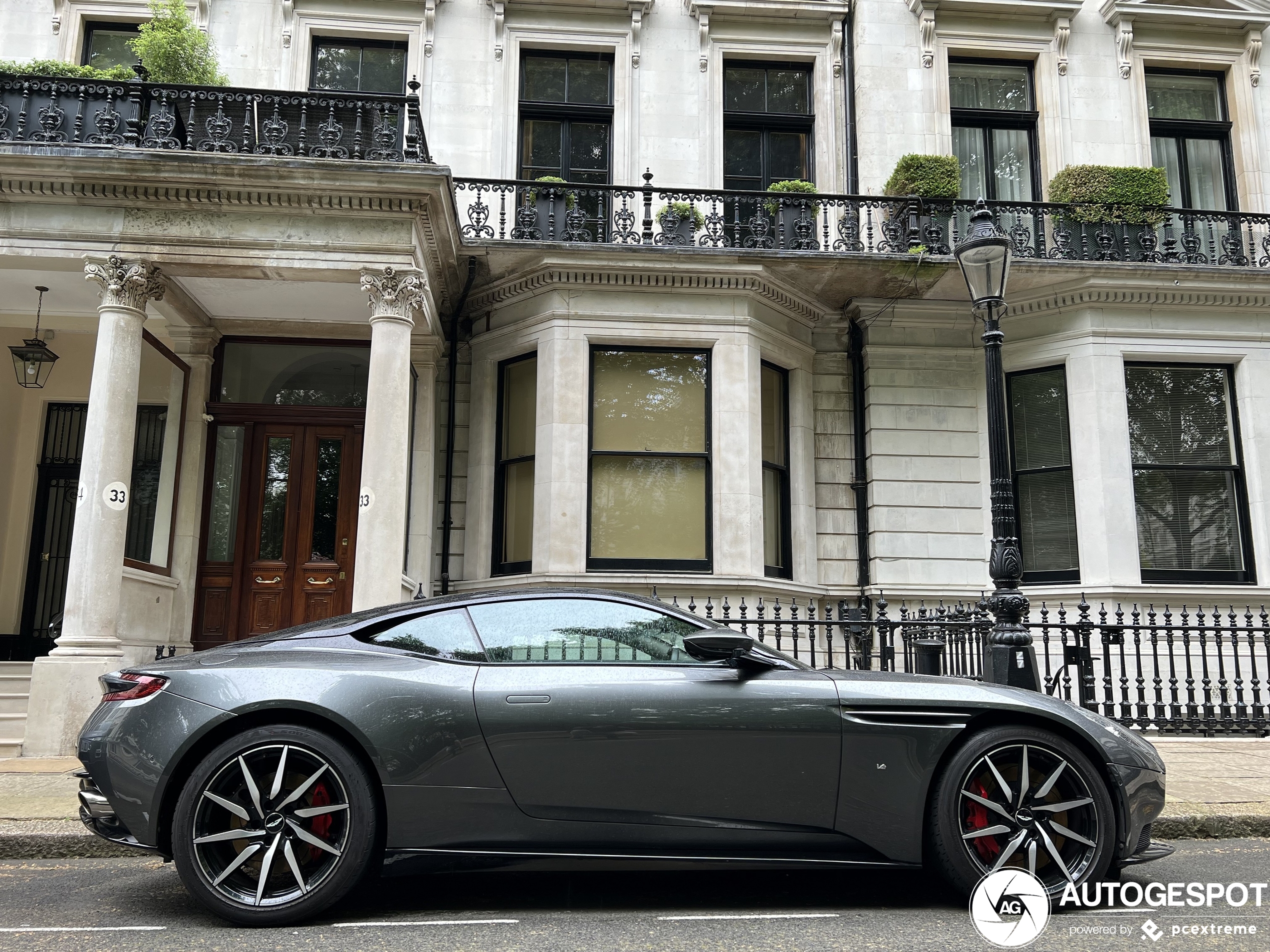 Aston Martin DB11