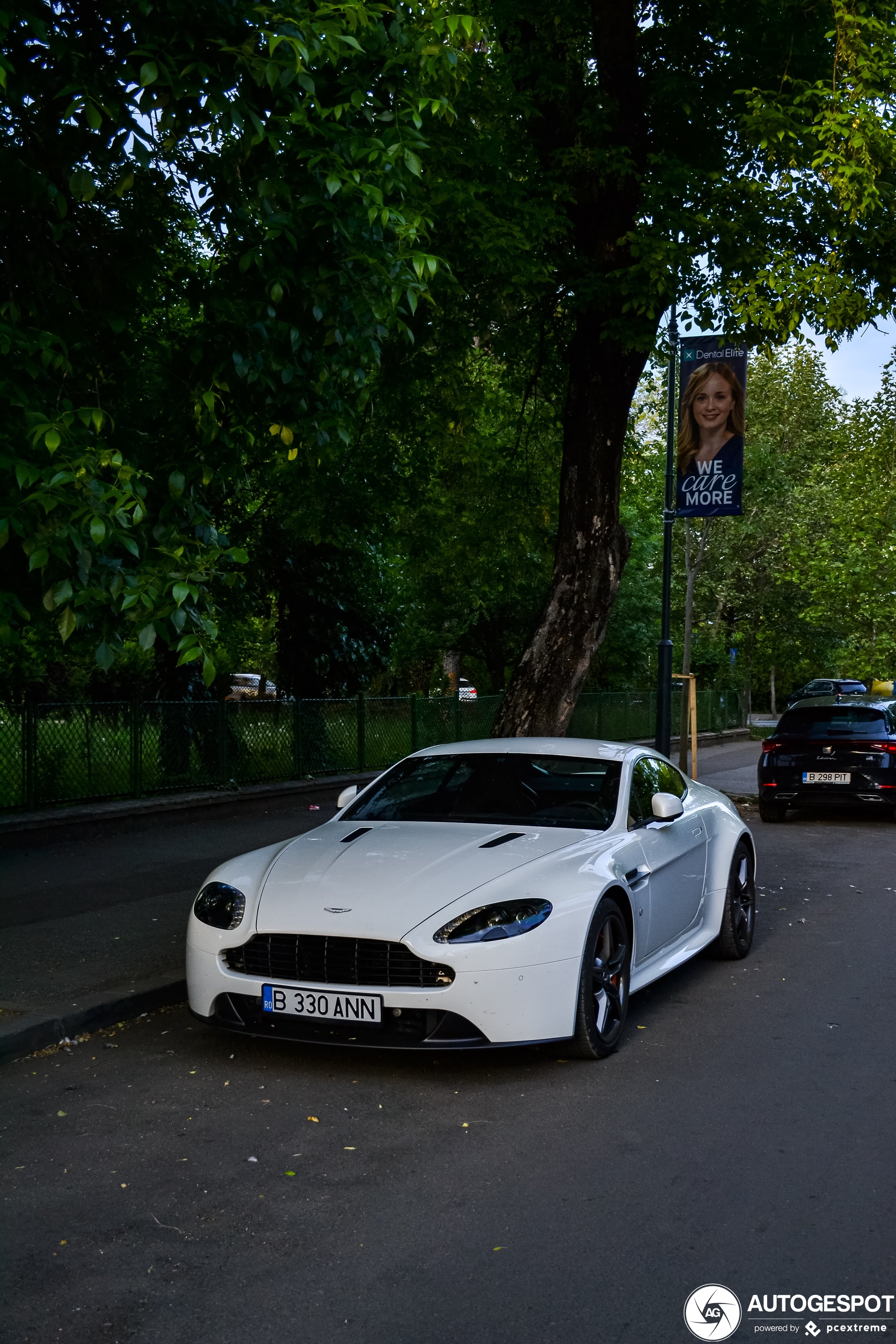 Aston Martin V8 Vantage 2012