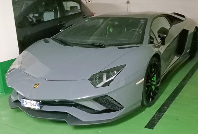 Lamborghini Aventador S LP740-4