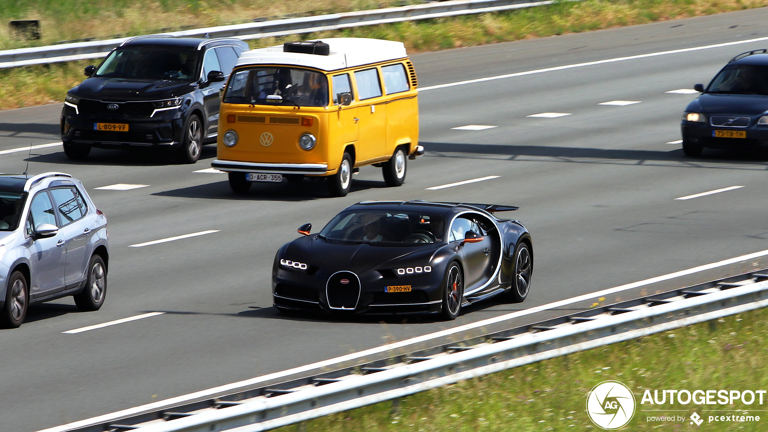 Bugatti Chiron blijft onwerkelijk in Nederlands straatbeeld