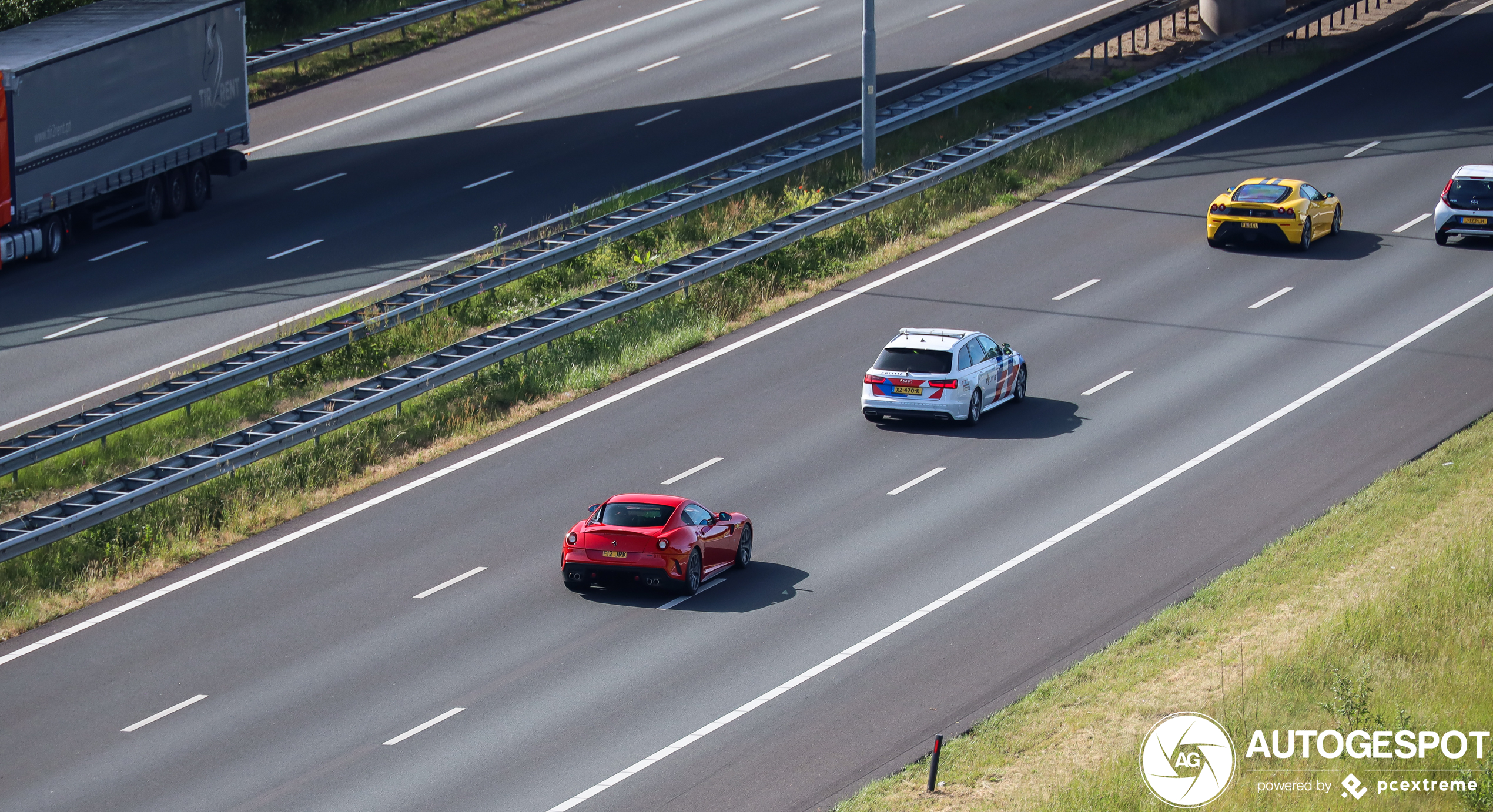 Lekkere sandwich van een Audi en Ferrari