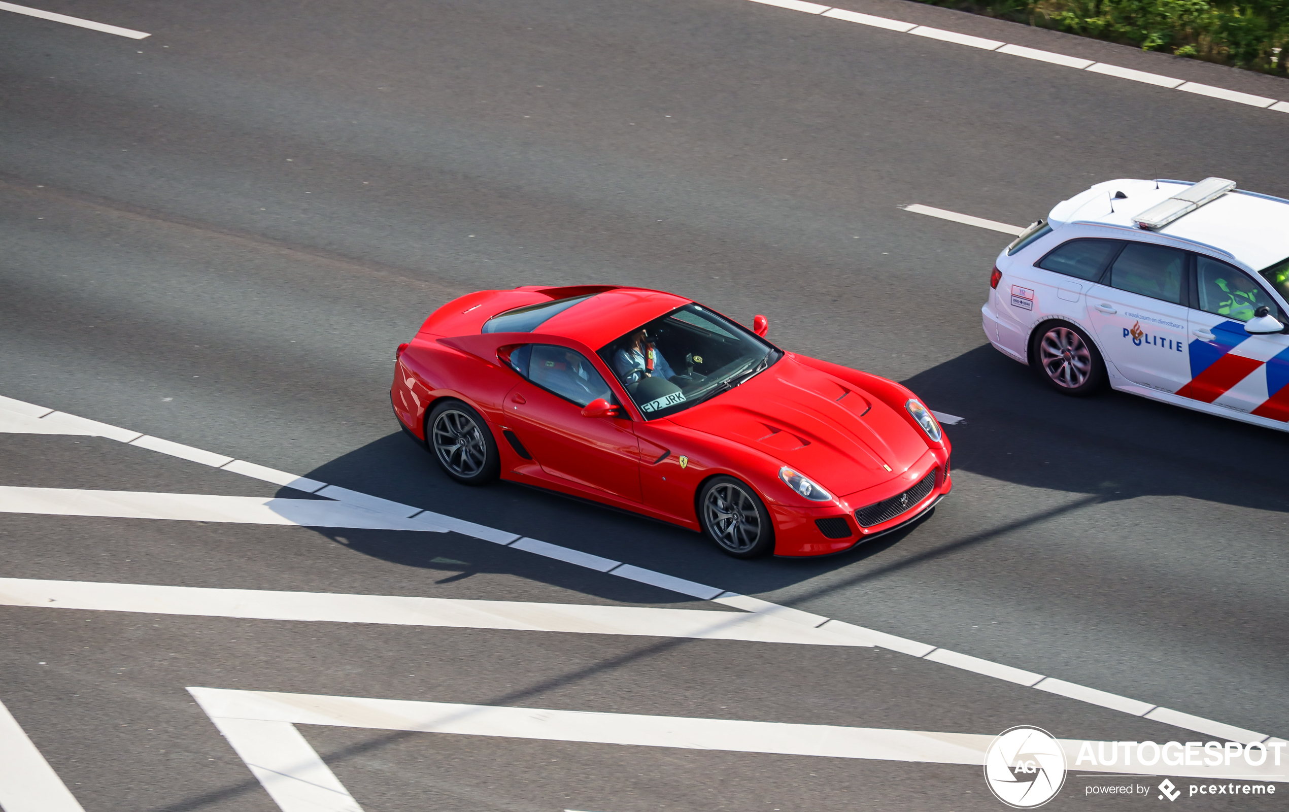 Lekkere sandwich van een Audi en Ferrari