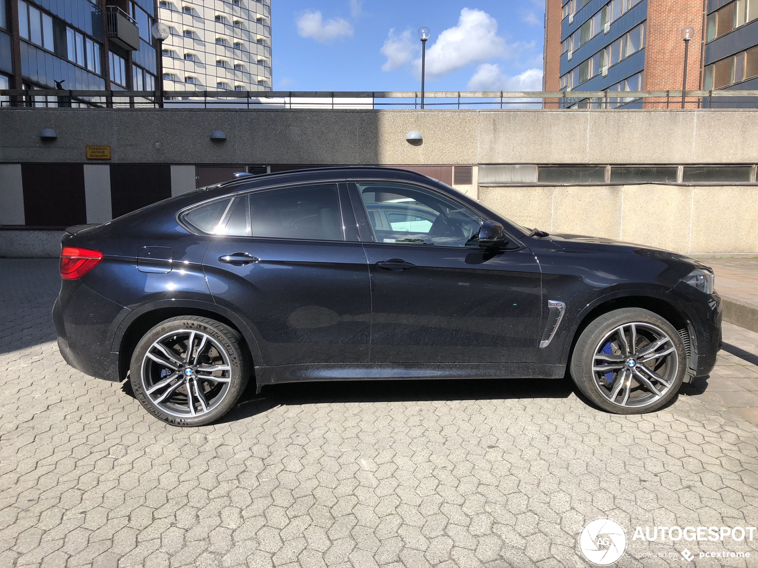 Voiture Miniature BMW X6 échelle 1:14 – Rouge – Pour Collection Ou Pièces