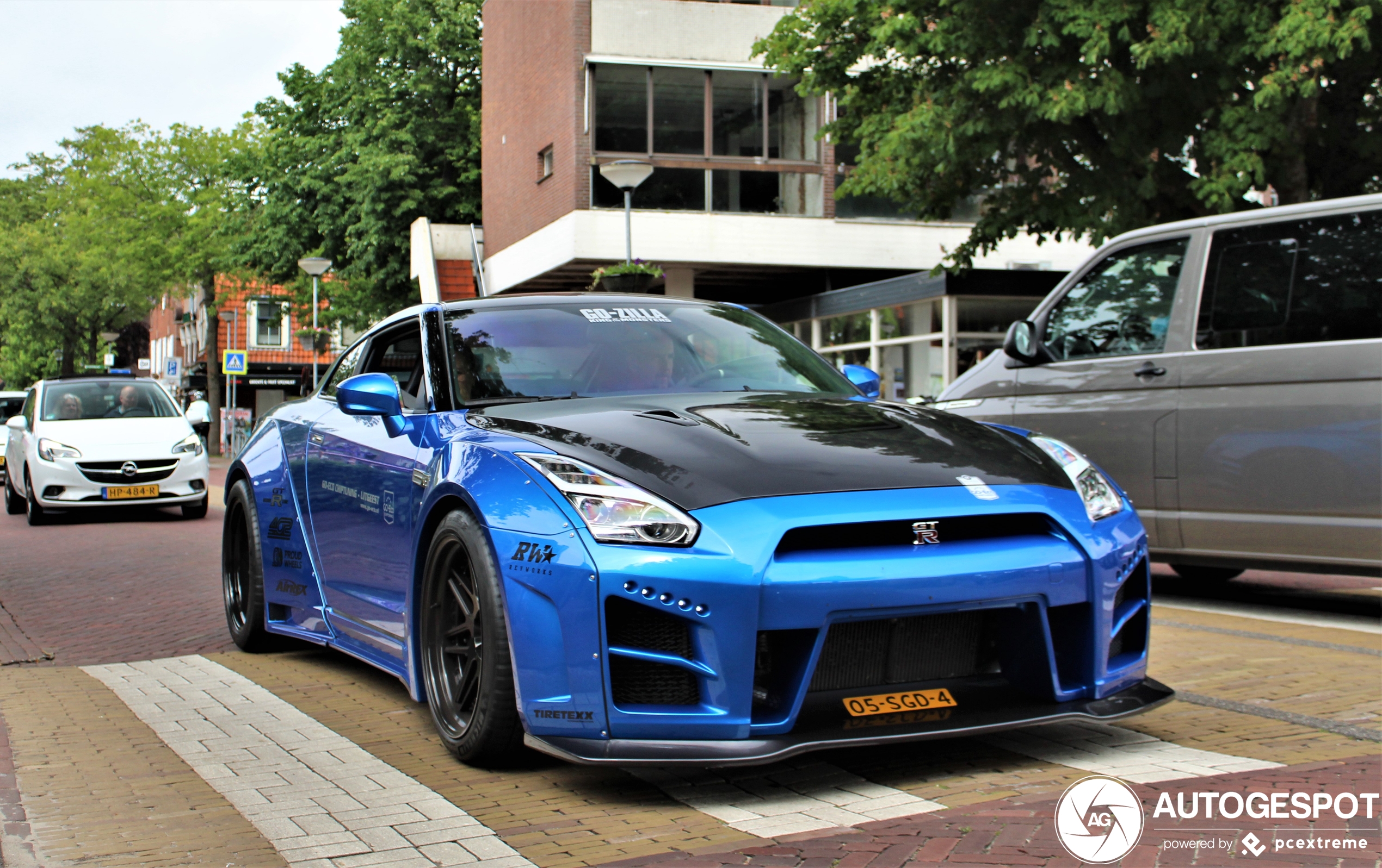 Nissan GTR met widebody rolt rustig langs