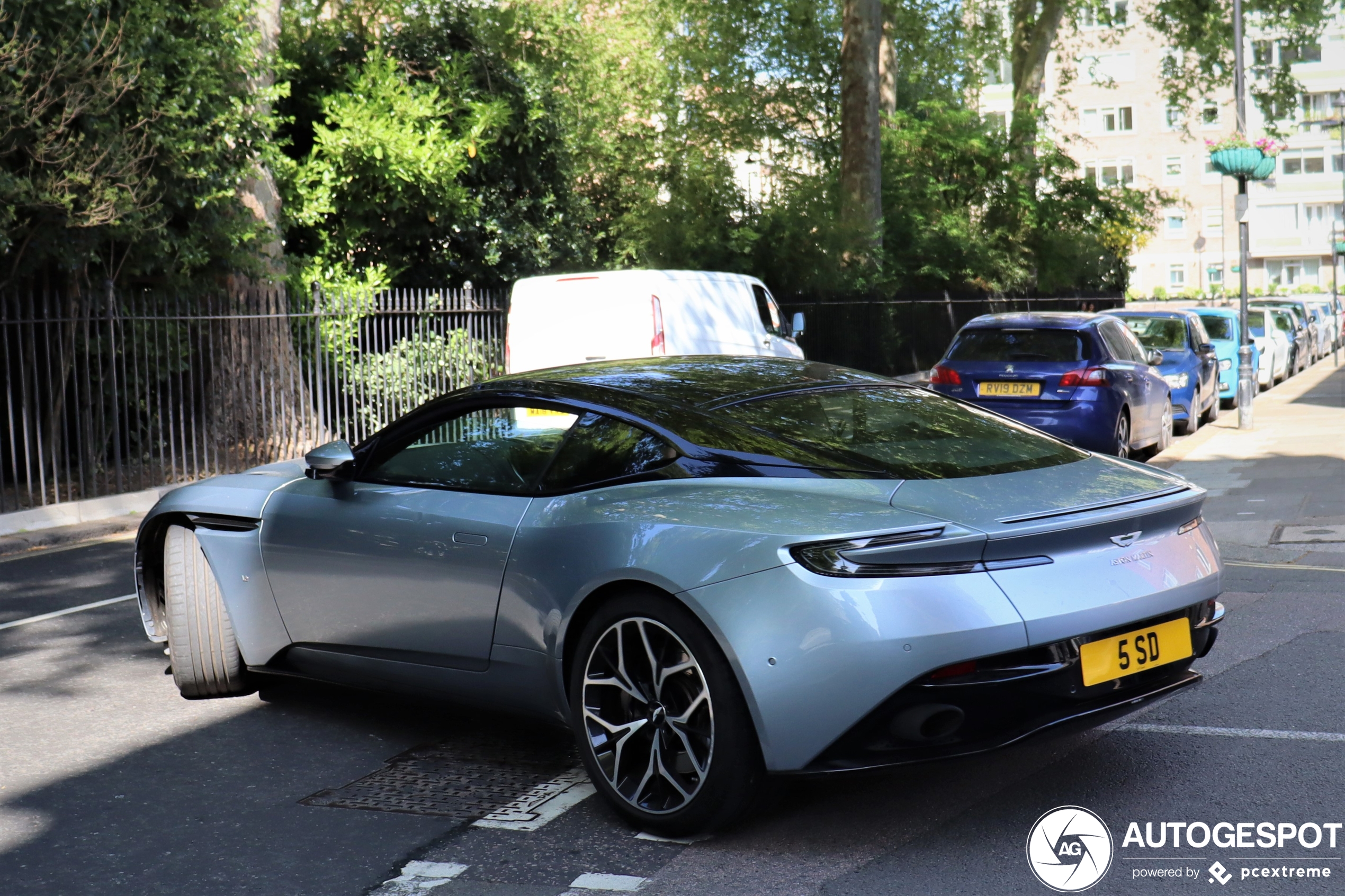 Aston Martin DB11