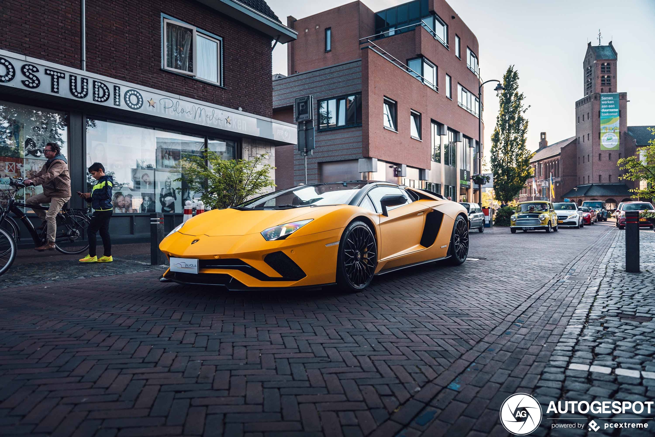 Knalgele Lamborghini Aventador S verblijdt Winterswijk