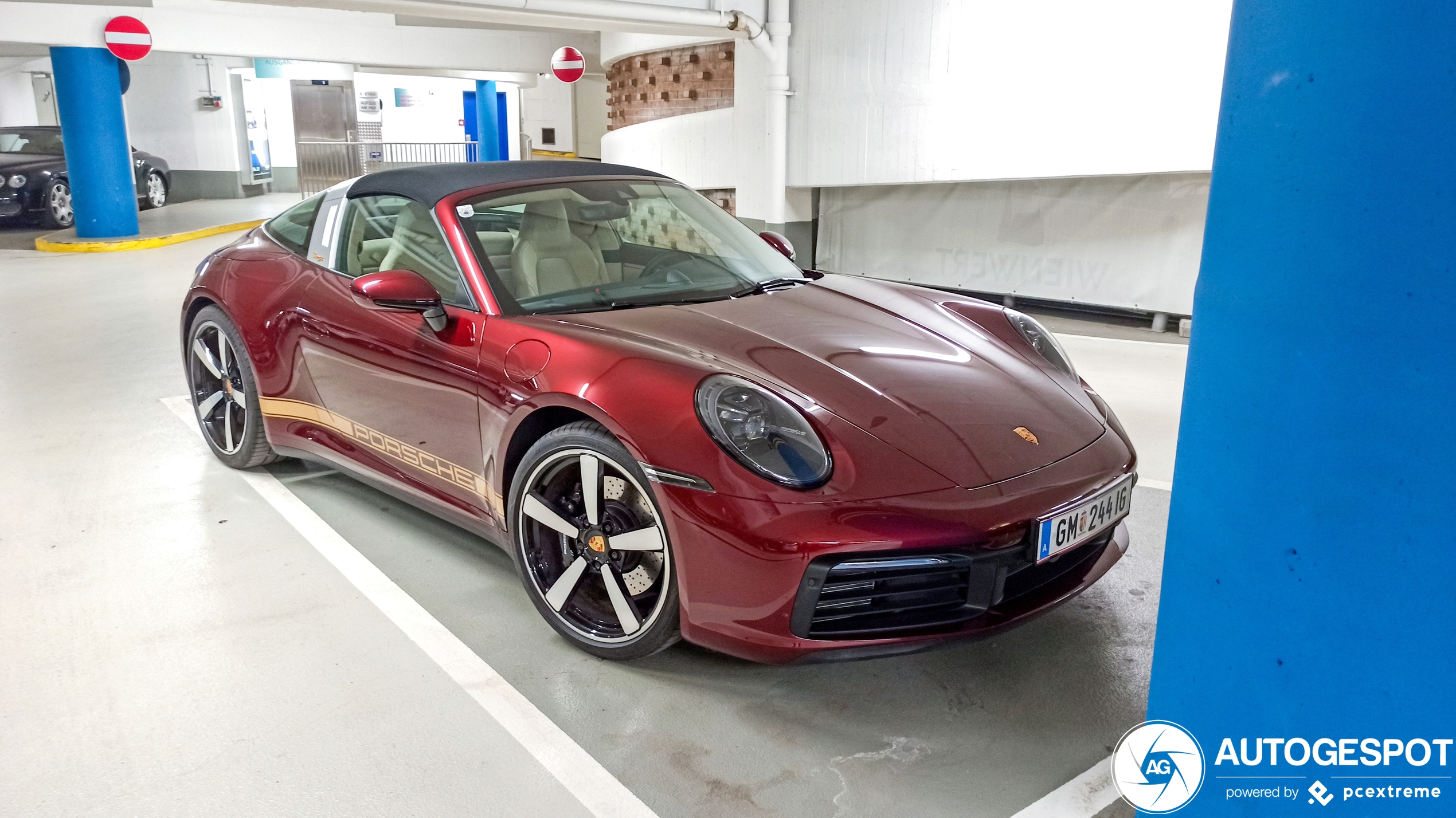 Porsche 992 Targa 4S Heritage Design Edition