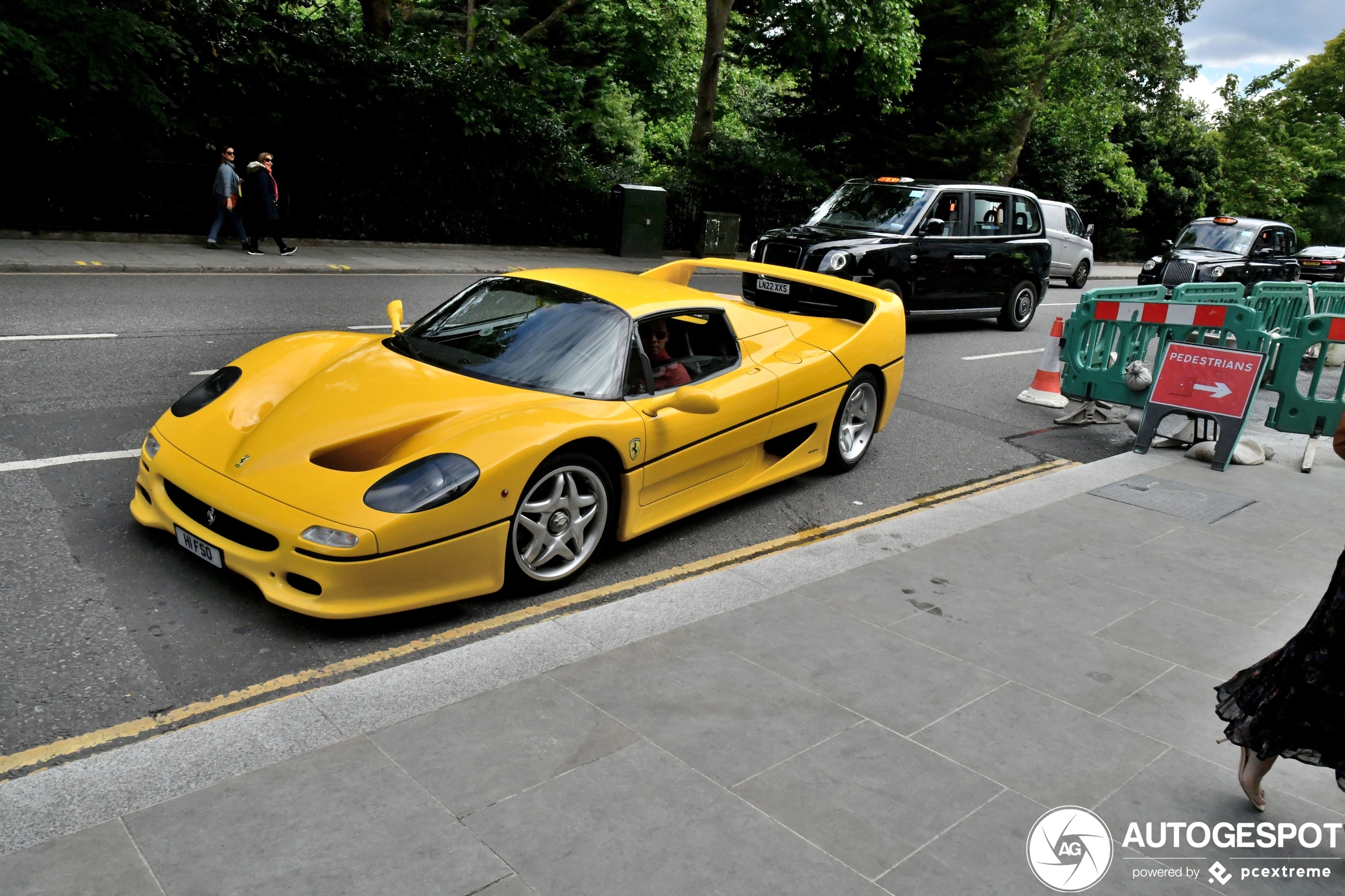 Gele Ferrari F50 is onverwachte gast in Londen