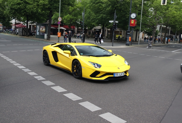 Lamborghini Aventador S LP740-4