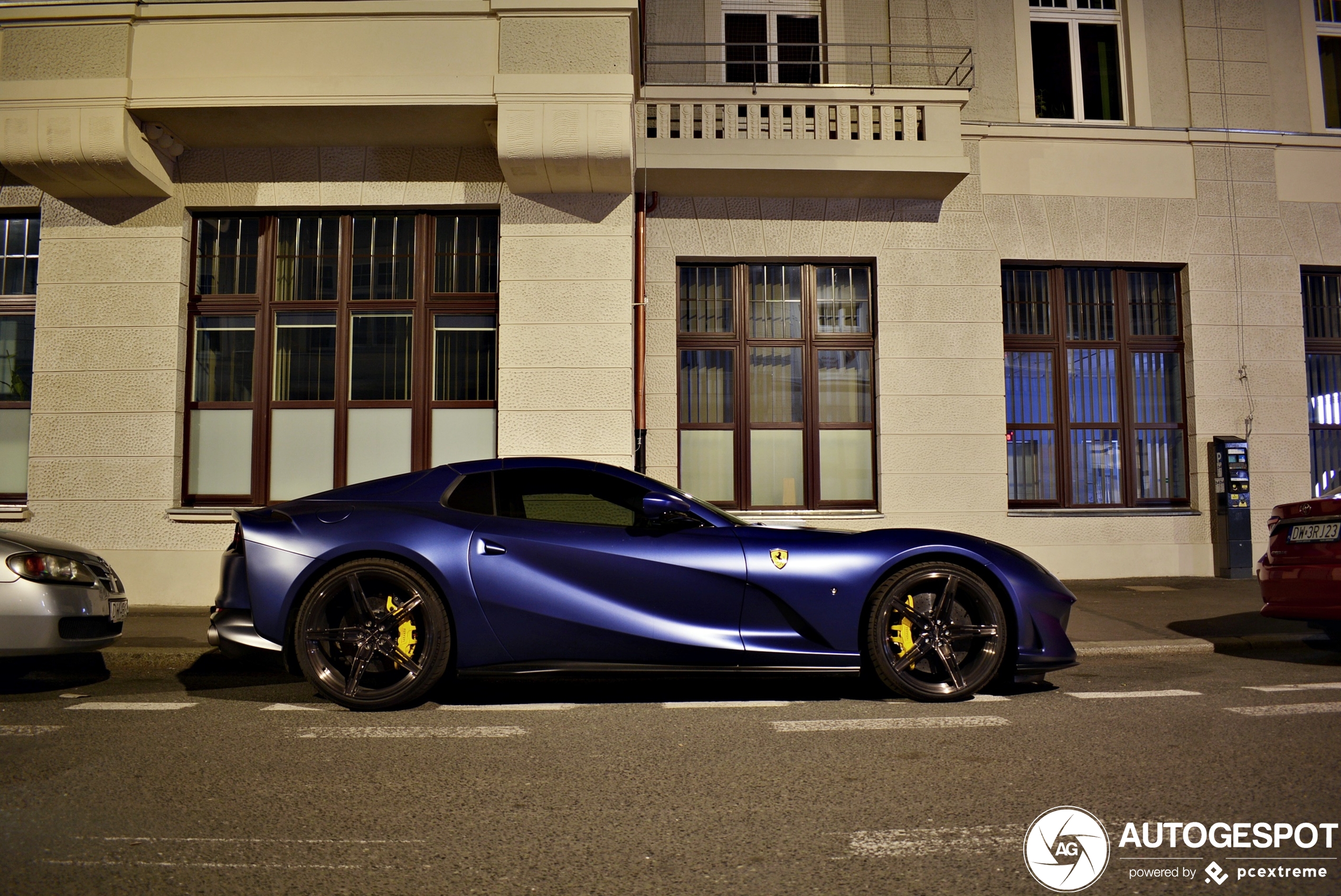 Strakke Ferrari 812 GTS in het mat blauw