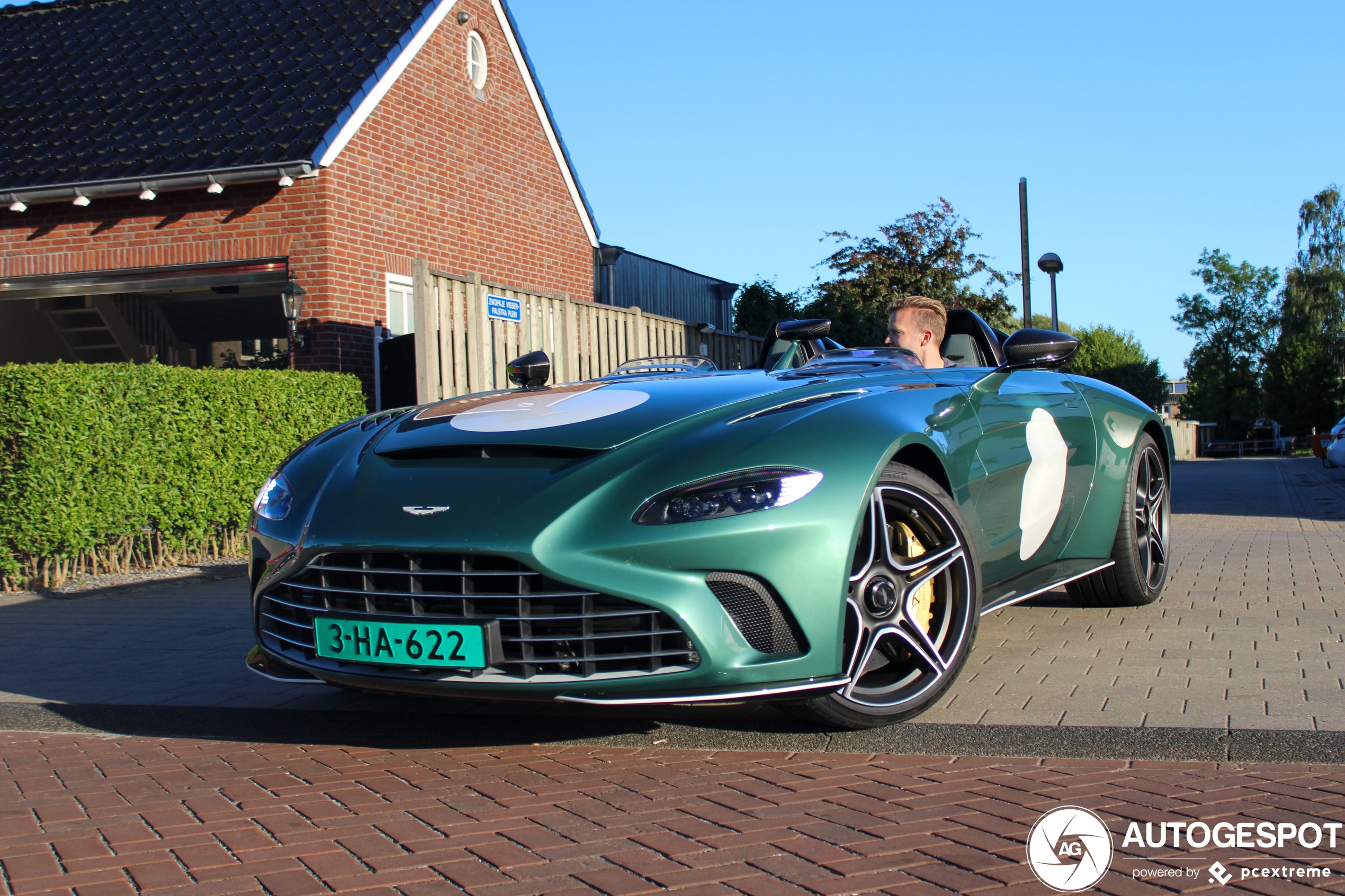 Nederland weer Aston Martin V12 Speedster rijker