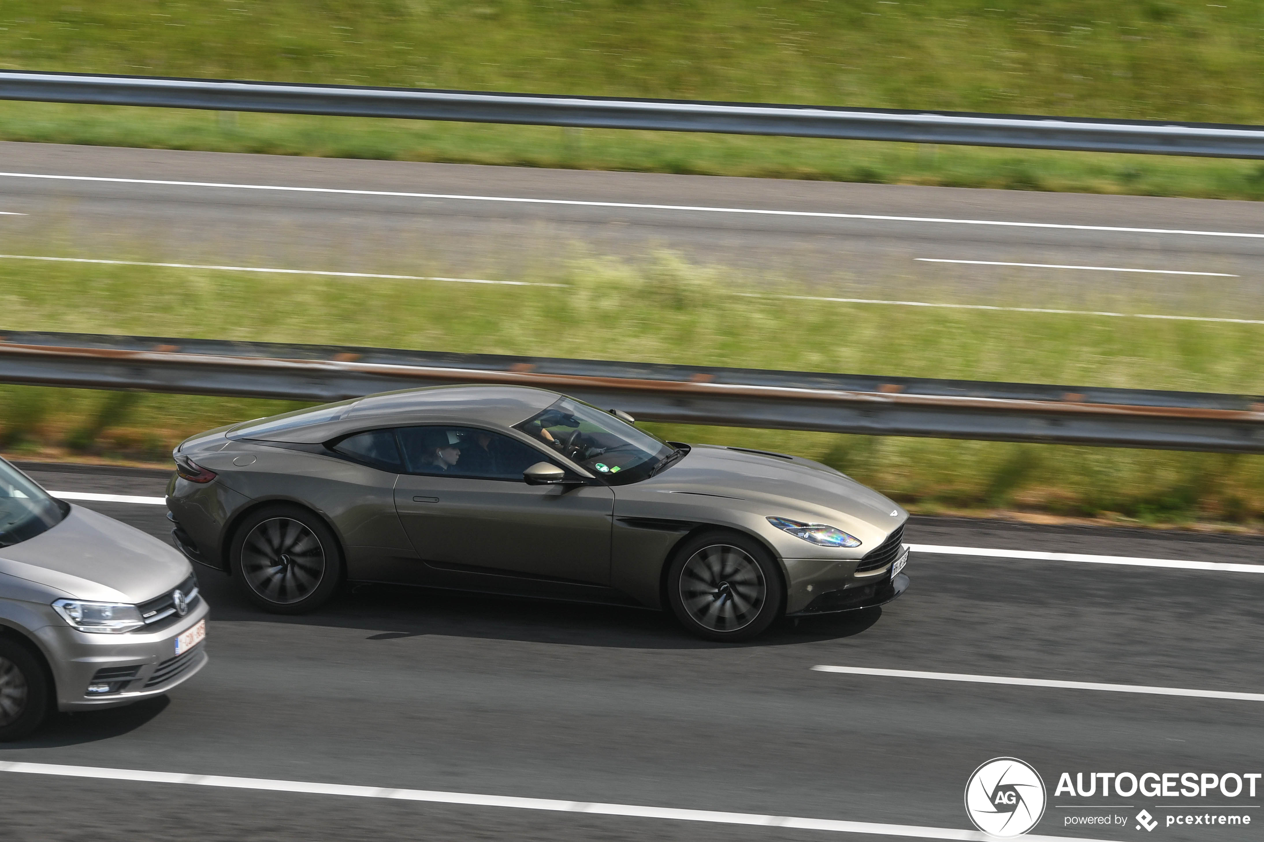 Aston Martin DB11 V8