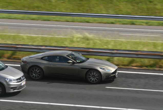 Aston Martin DB11 V8