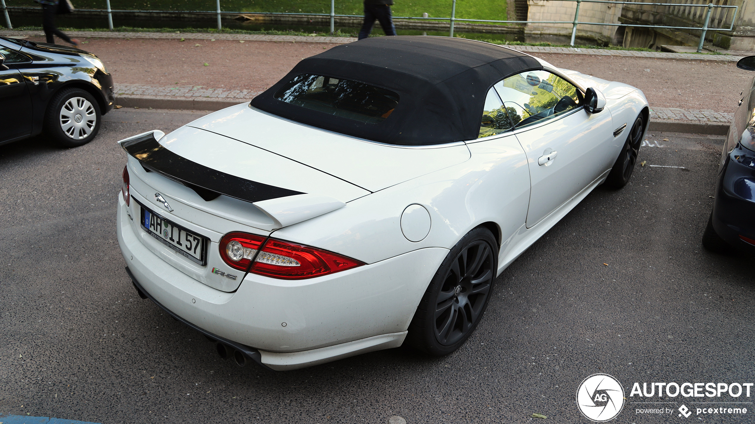 Tweemaal Jaguar XKR-S Cabrio