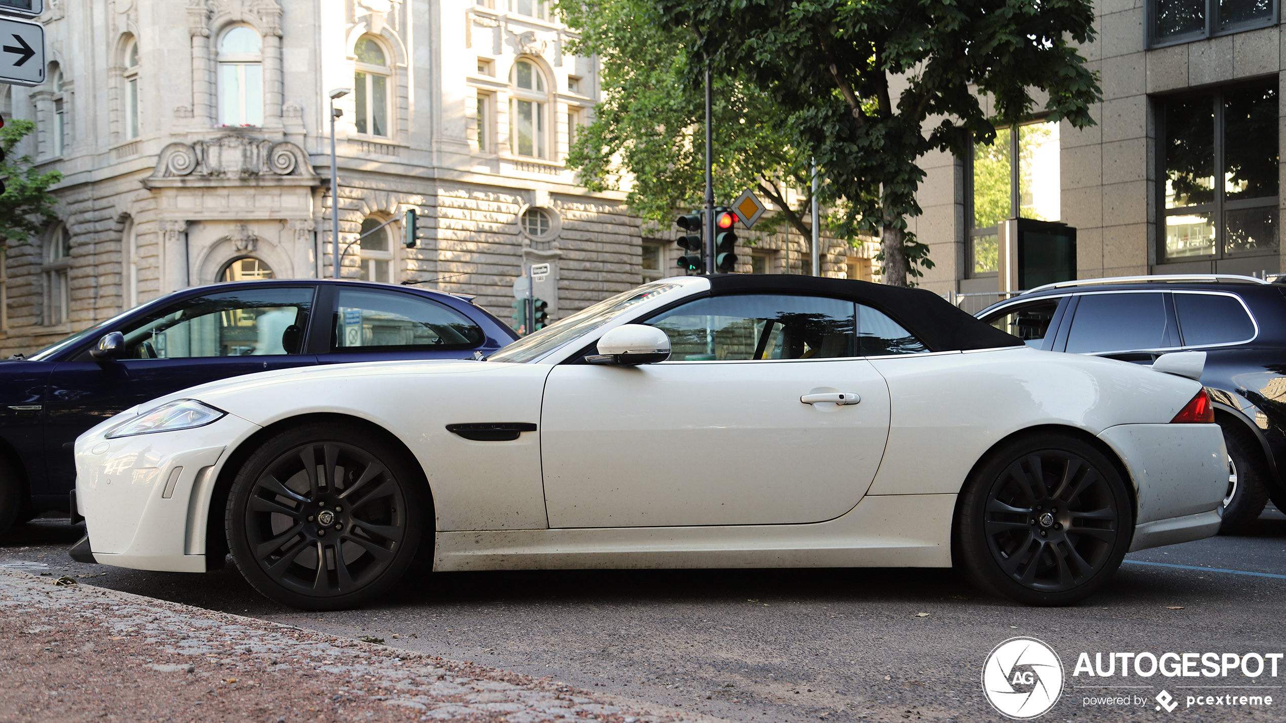 Tweemaal Jaguar XKR-S Cabrio