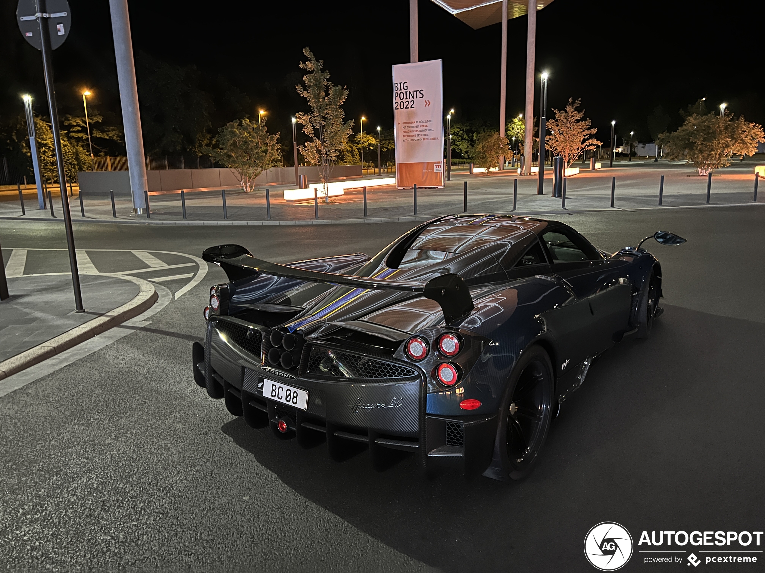 Pagani Huayra BC struint door de nacht