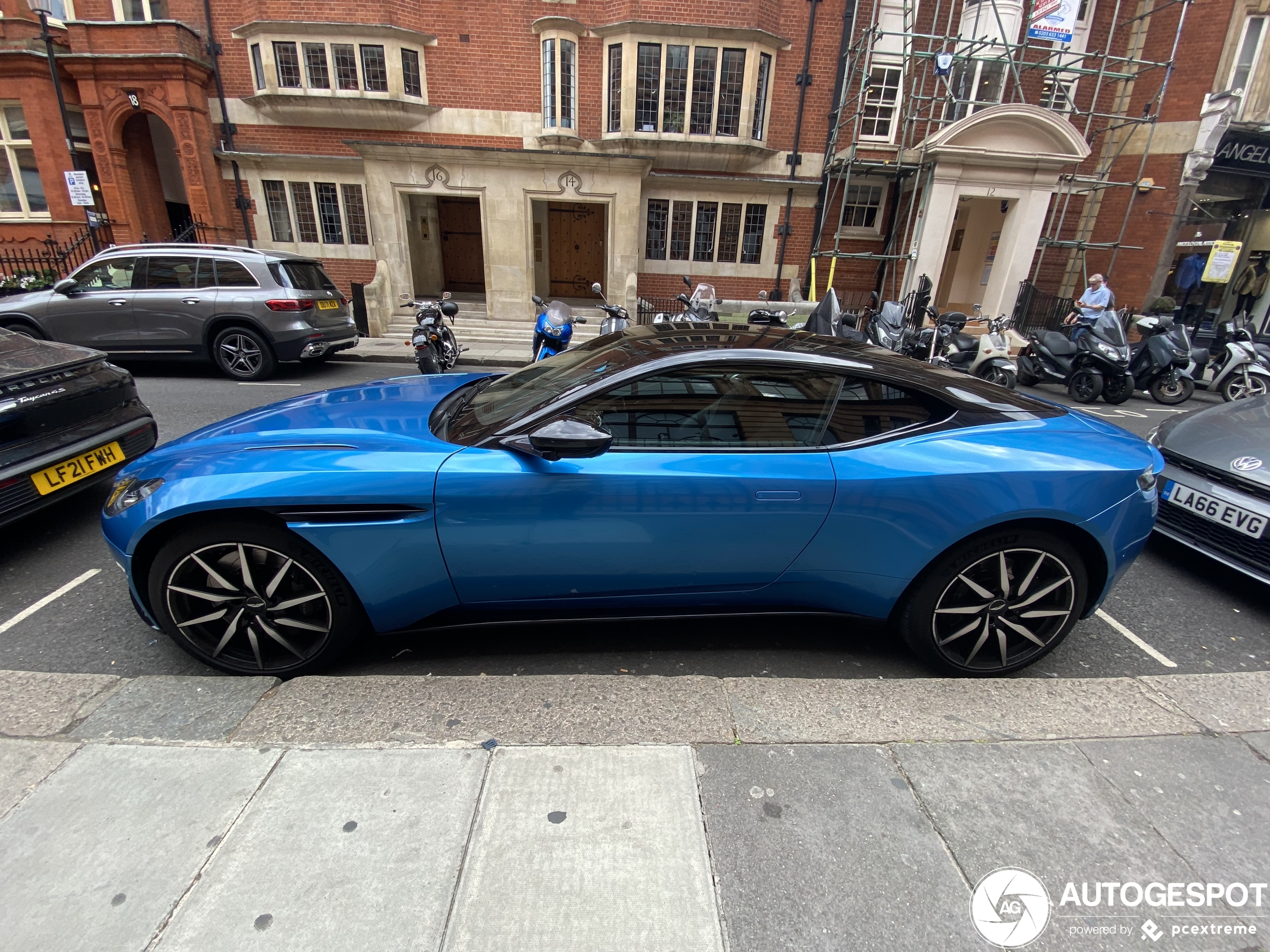 Aston Martin DB11