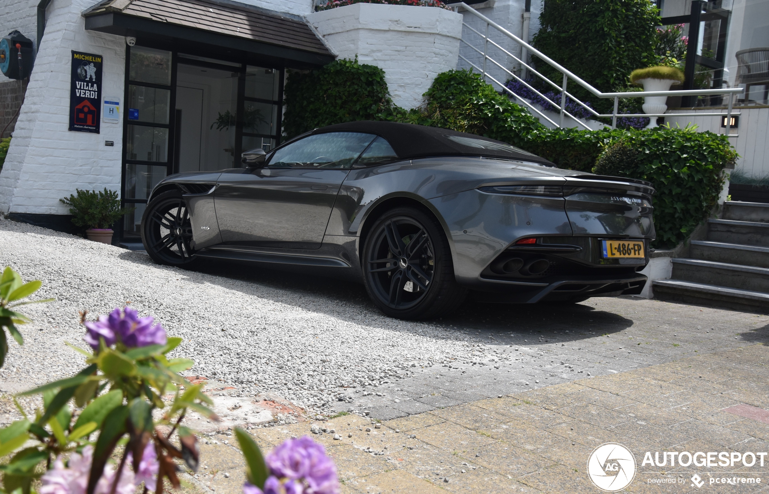 Aston Martin DBS Superleggera Volante