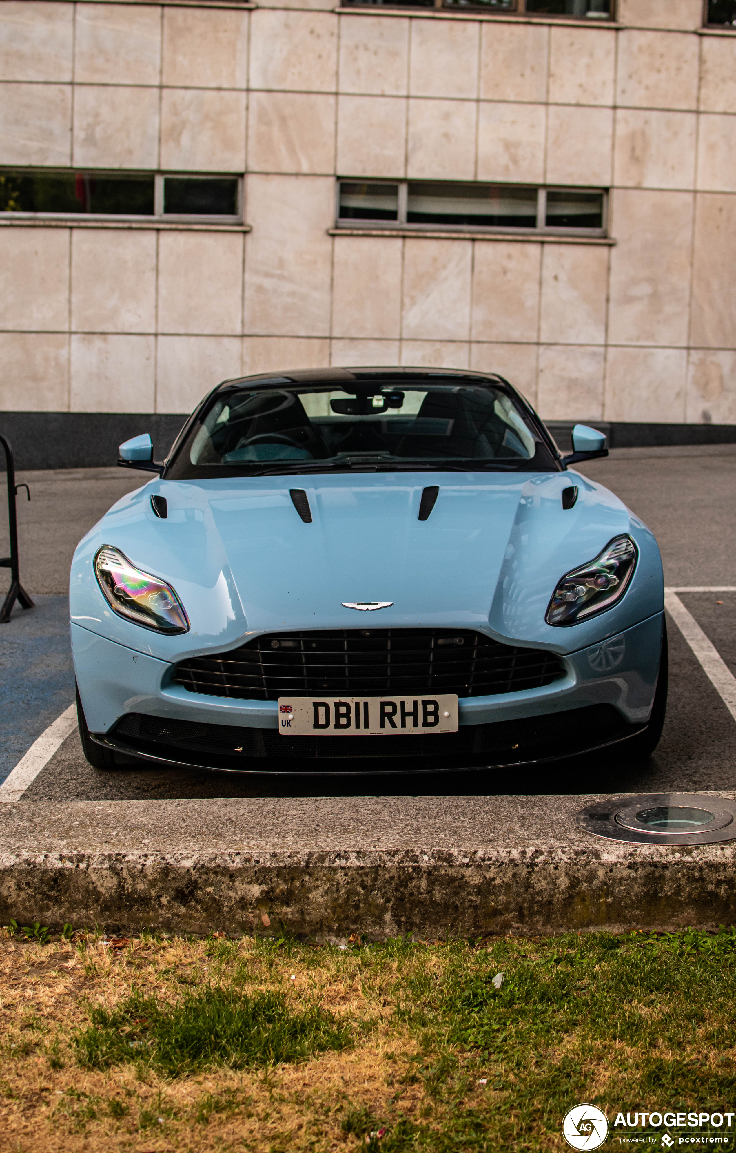 Aston Martin DB11