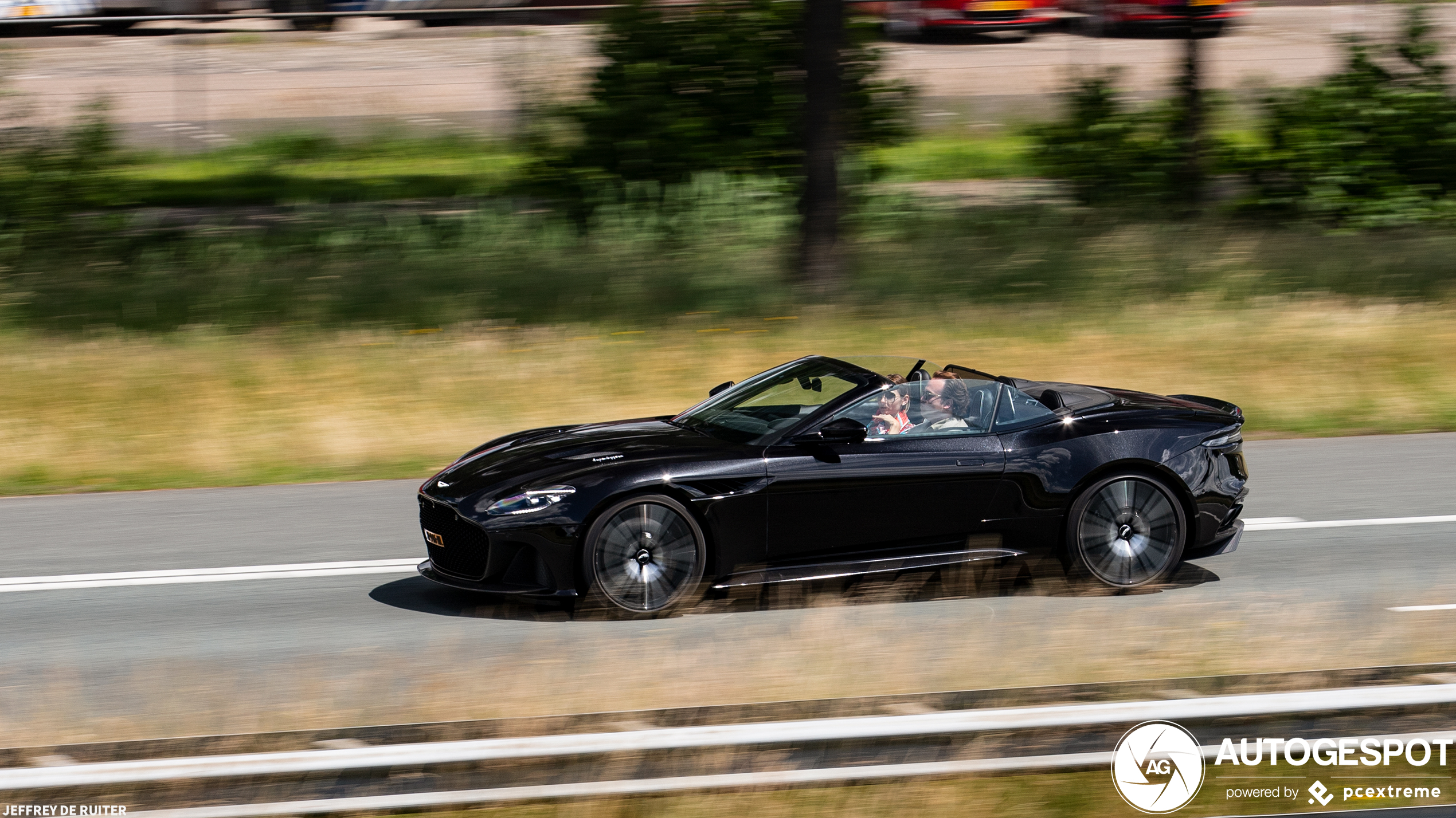 Aston Martin DBS Superleggera Volante