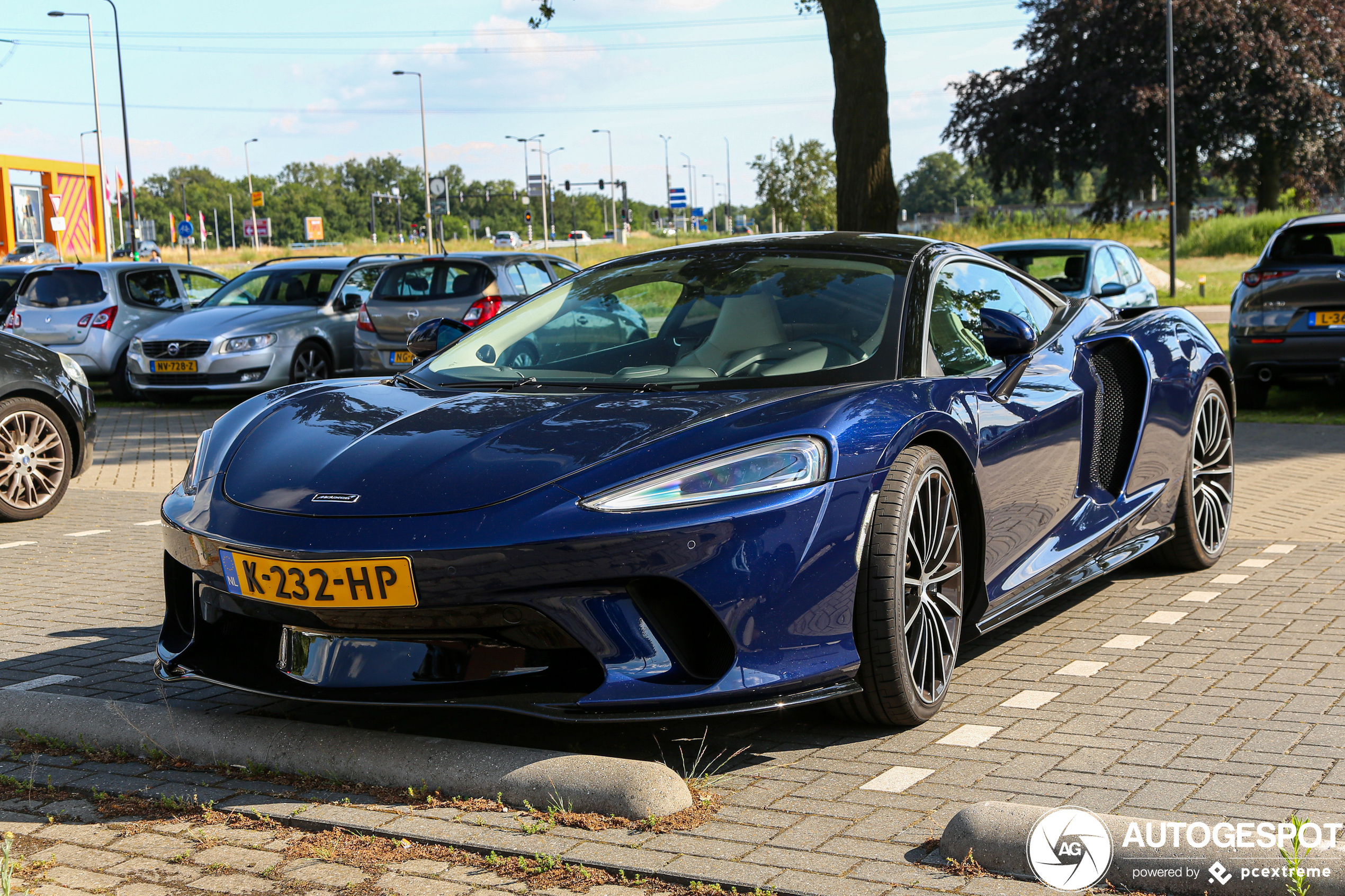 McLaren GT