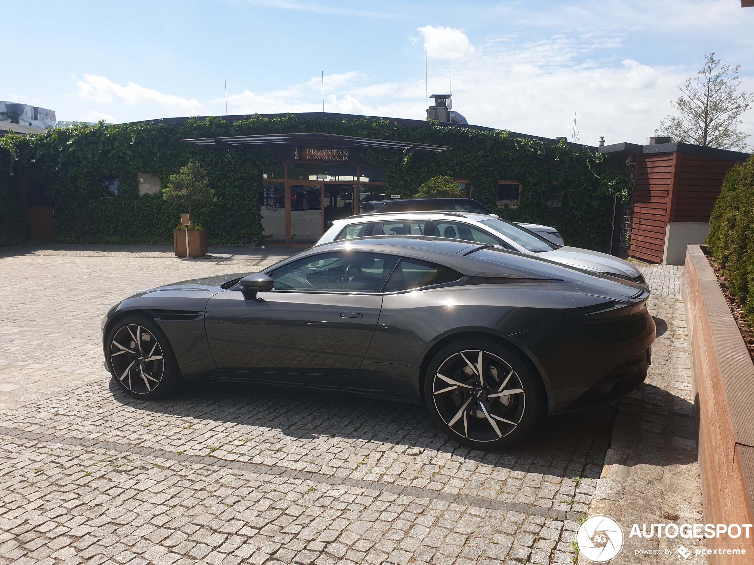 Aston Martin DB11