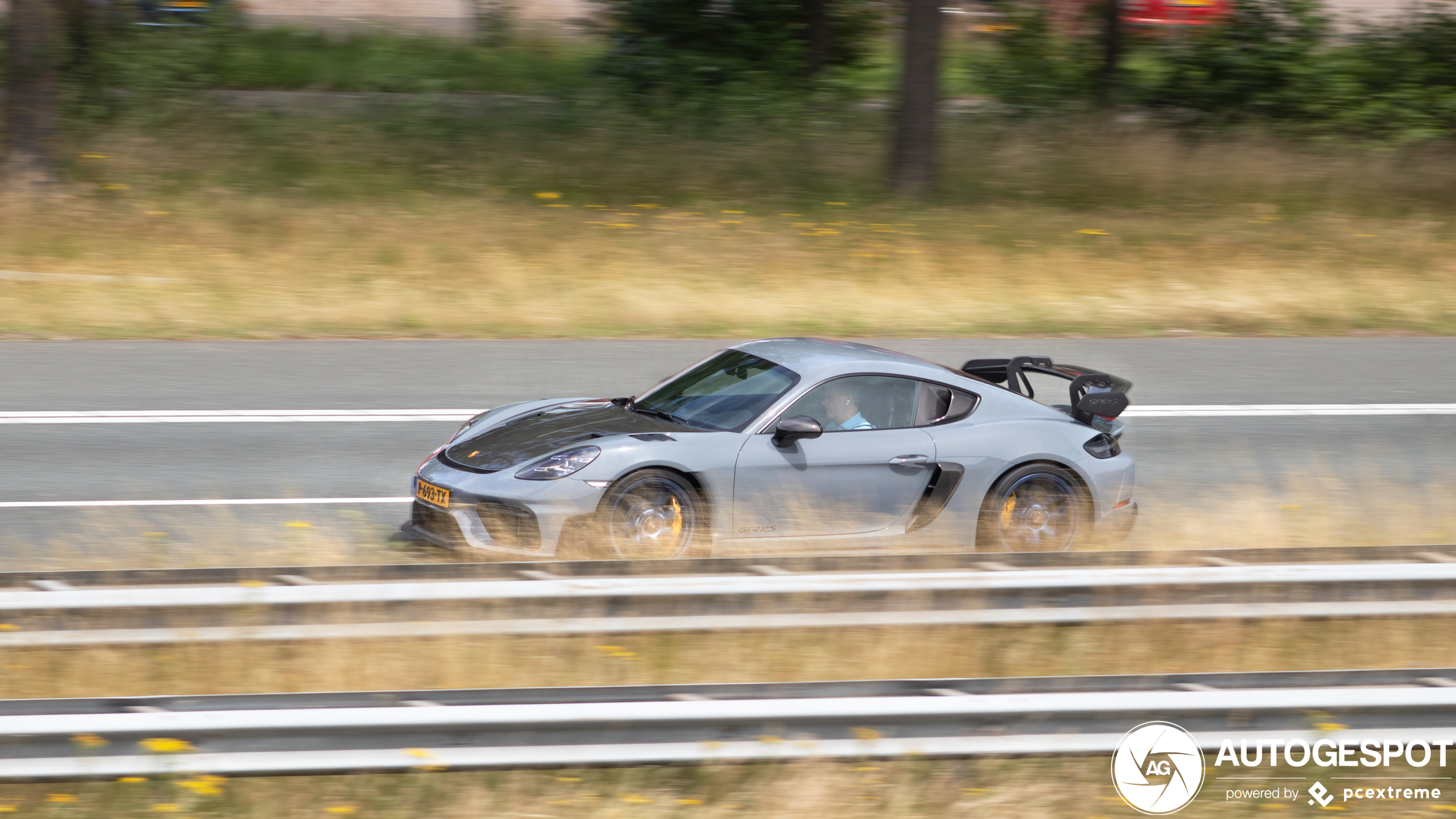 De eerste Porsche 718 Cayman GT4 RS Weissach Package op gele platen is gespot