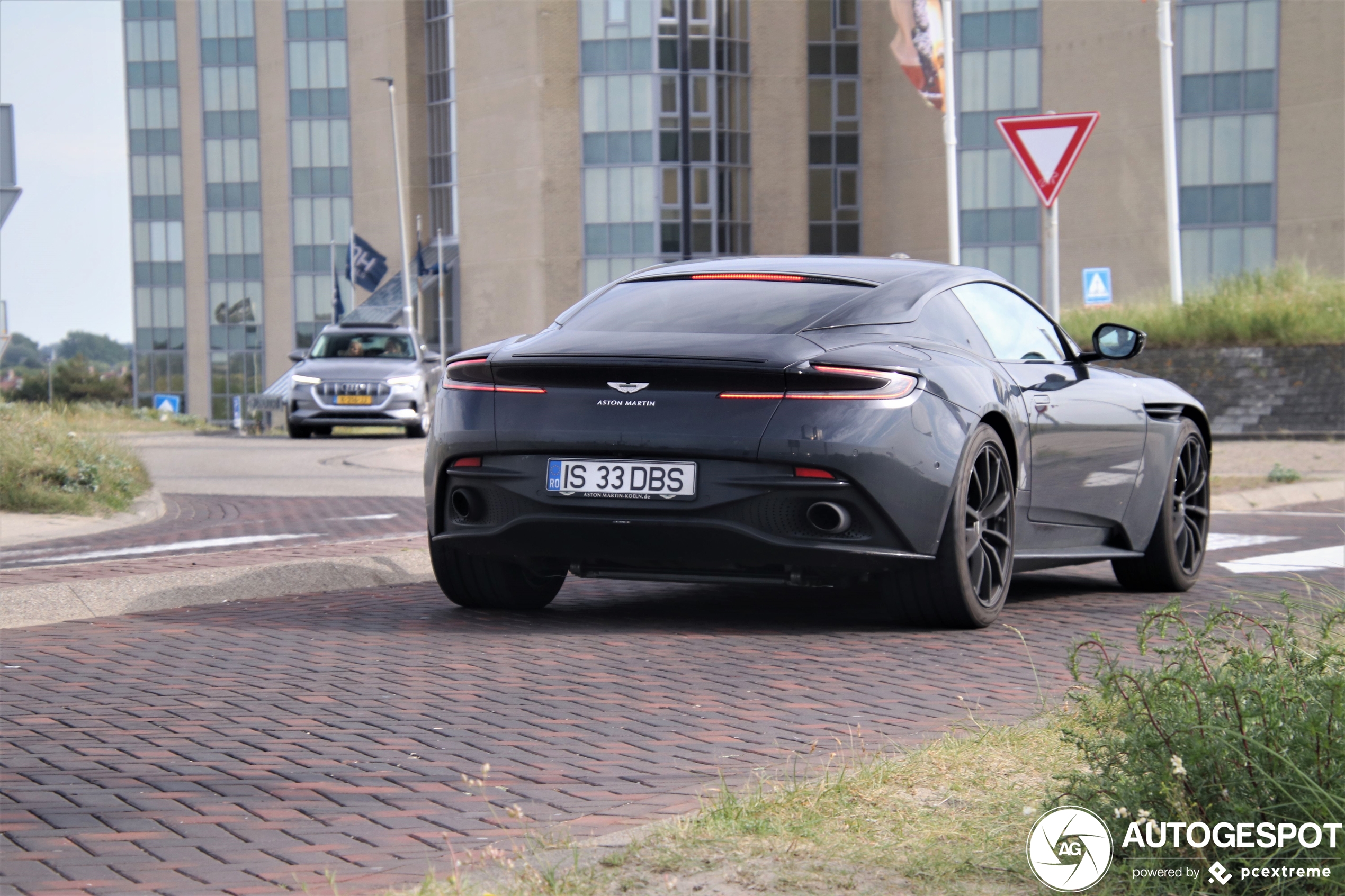 Aston Martin DB11