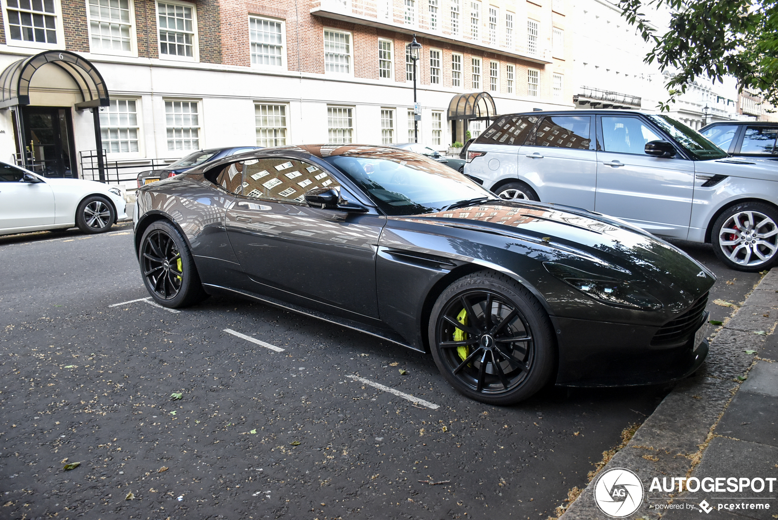 Aston Martin DB11 AMR