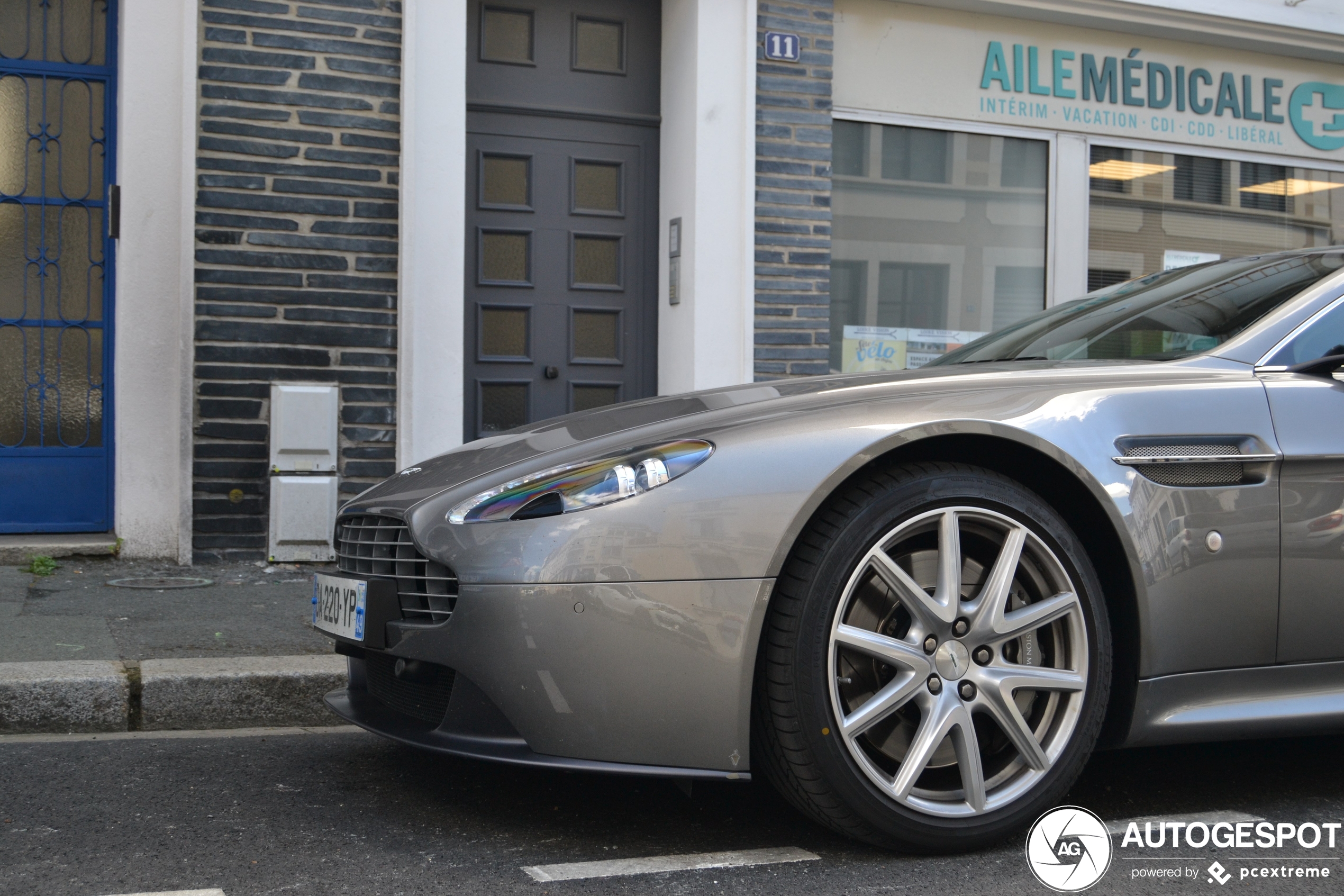 Aston Martin V8 Vantage 2012