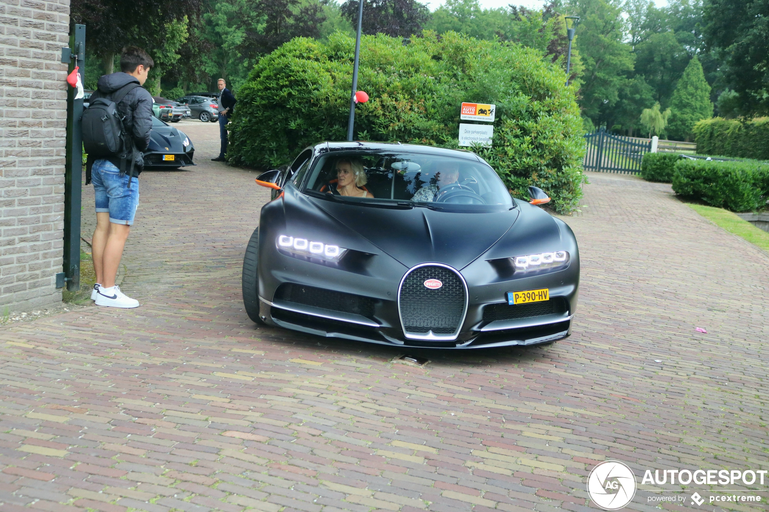 Matzwarte Bugatti Chiron is nieuwe ster op Nederlands kenteken