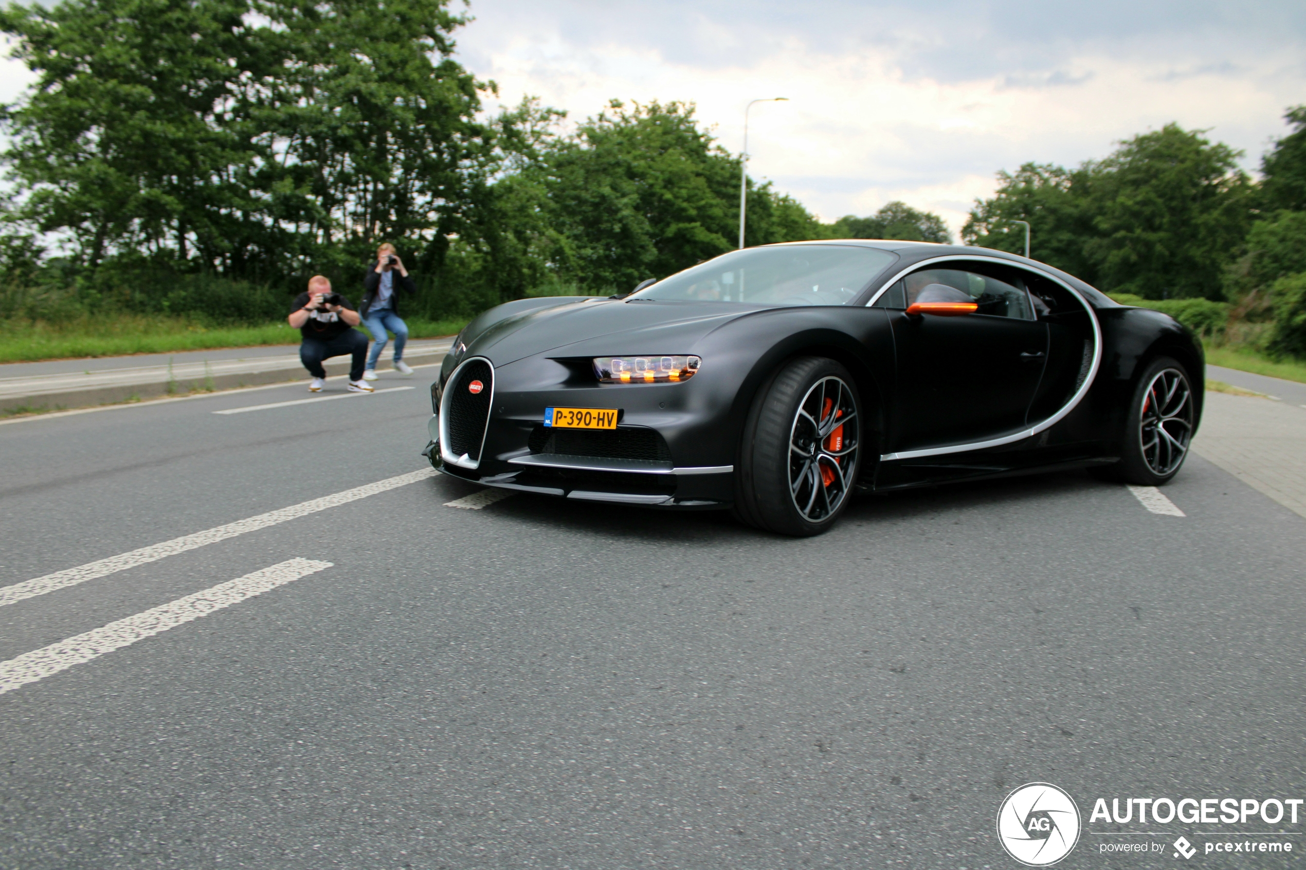 Matzwarte Bugatti Chiron is nieuwe ster op Nederlands kenteken