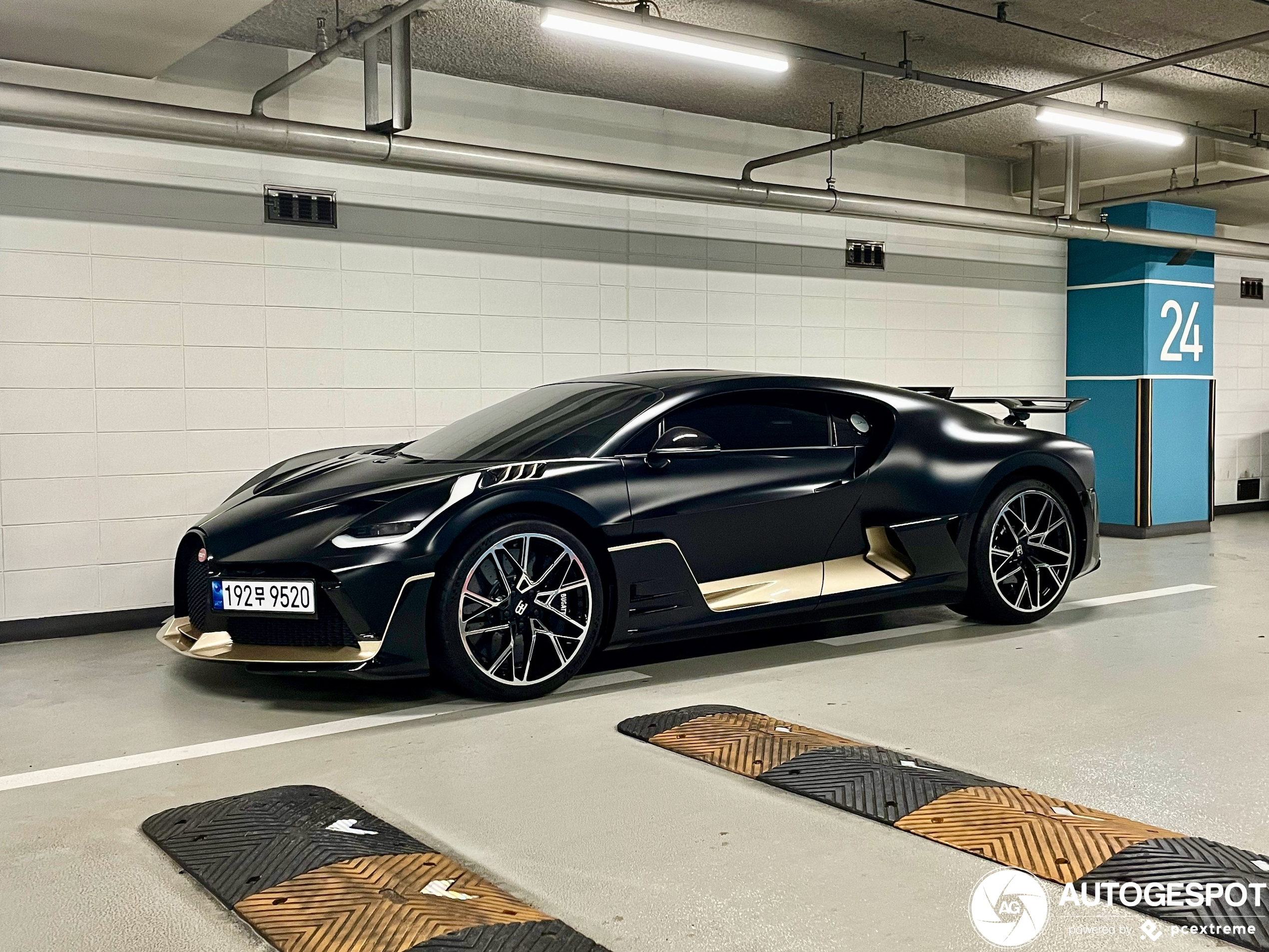 Bugatti Divo staat natuurlijk ook in Seoul