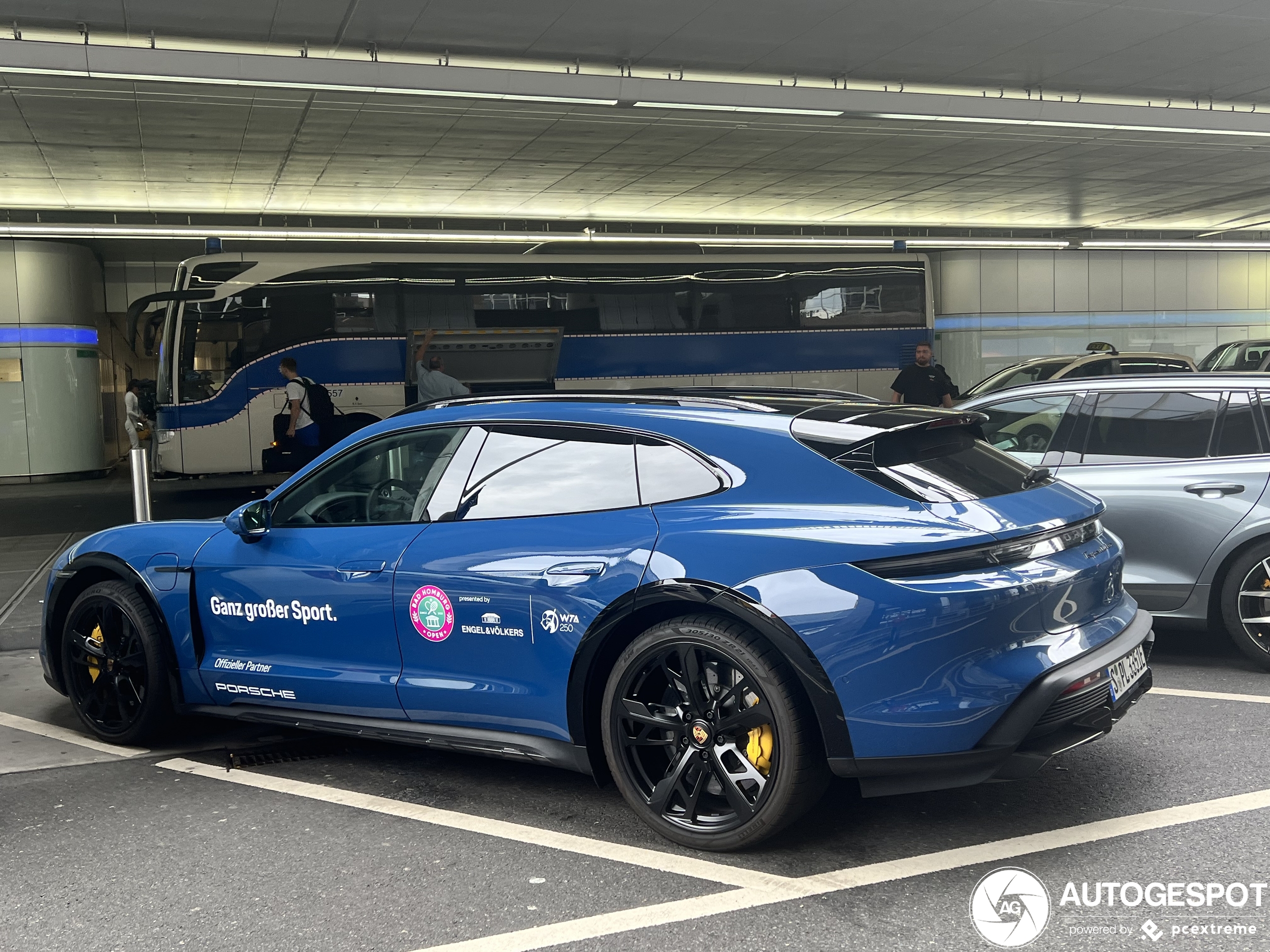 Porsche Taycan Turbo S Cross Turismo