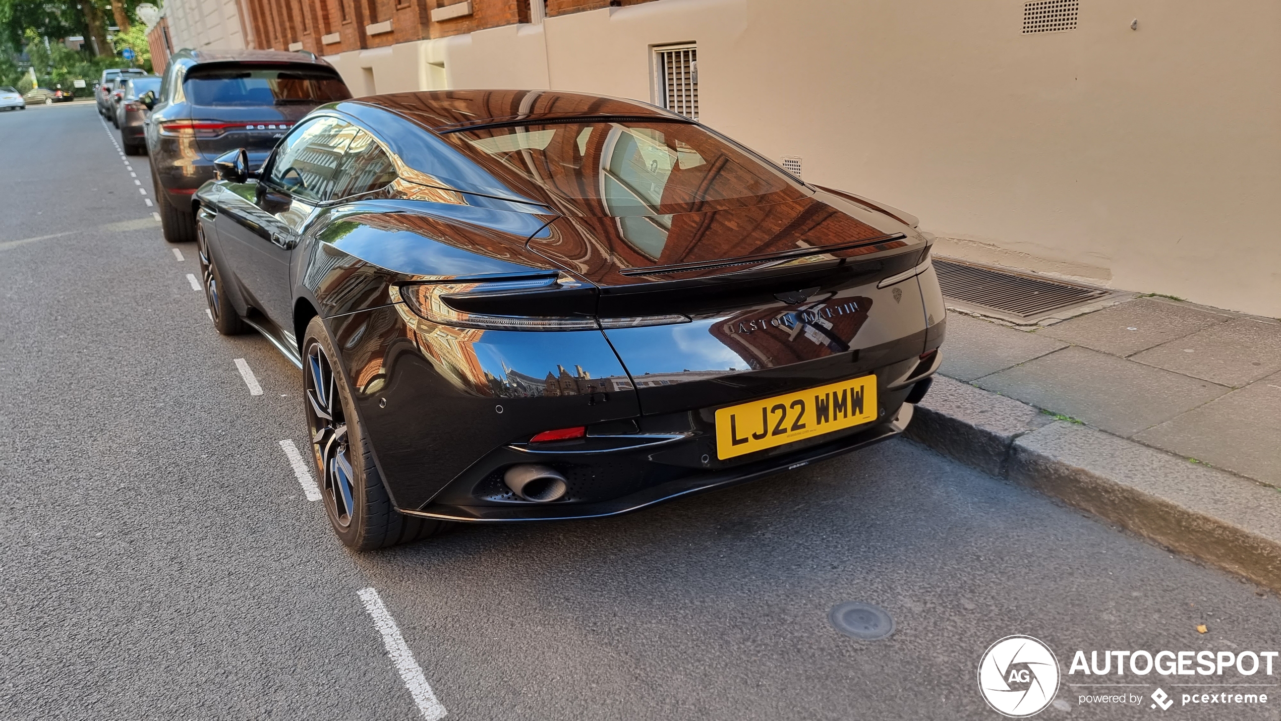 Aston Martin DB11