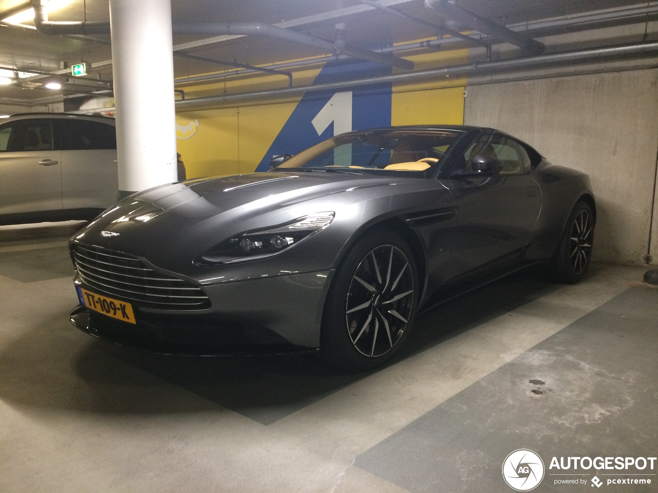 Aston Martin DB11