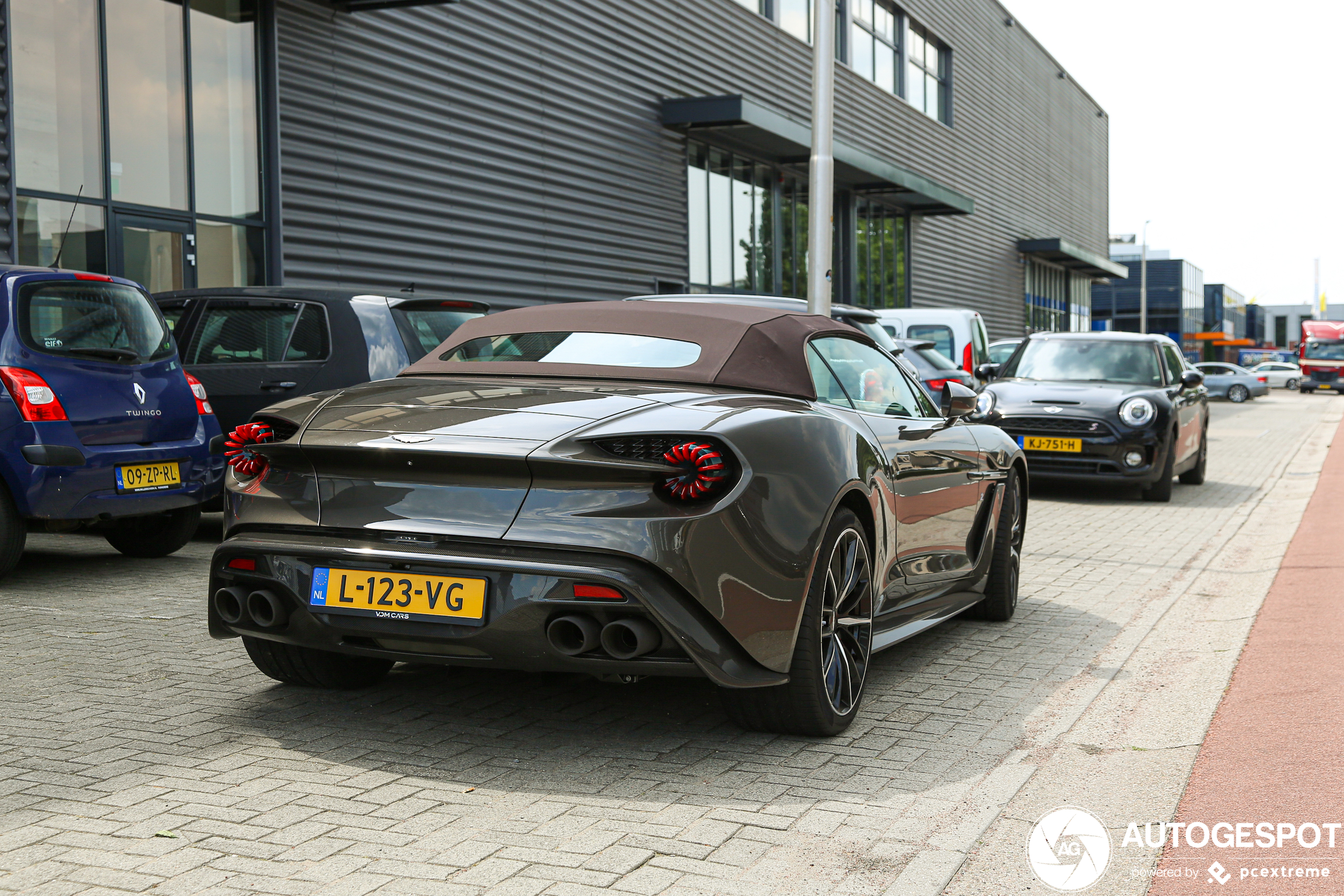 Aston Martin Vanquish Volante Zagato zit vol prachtige details