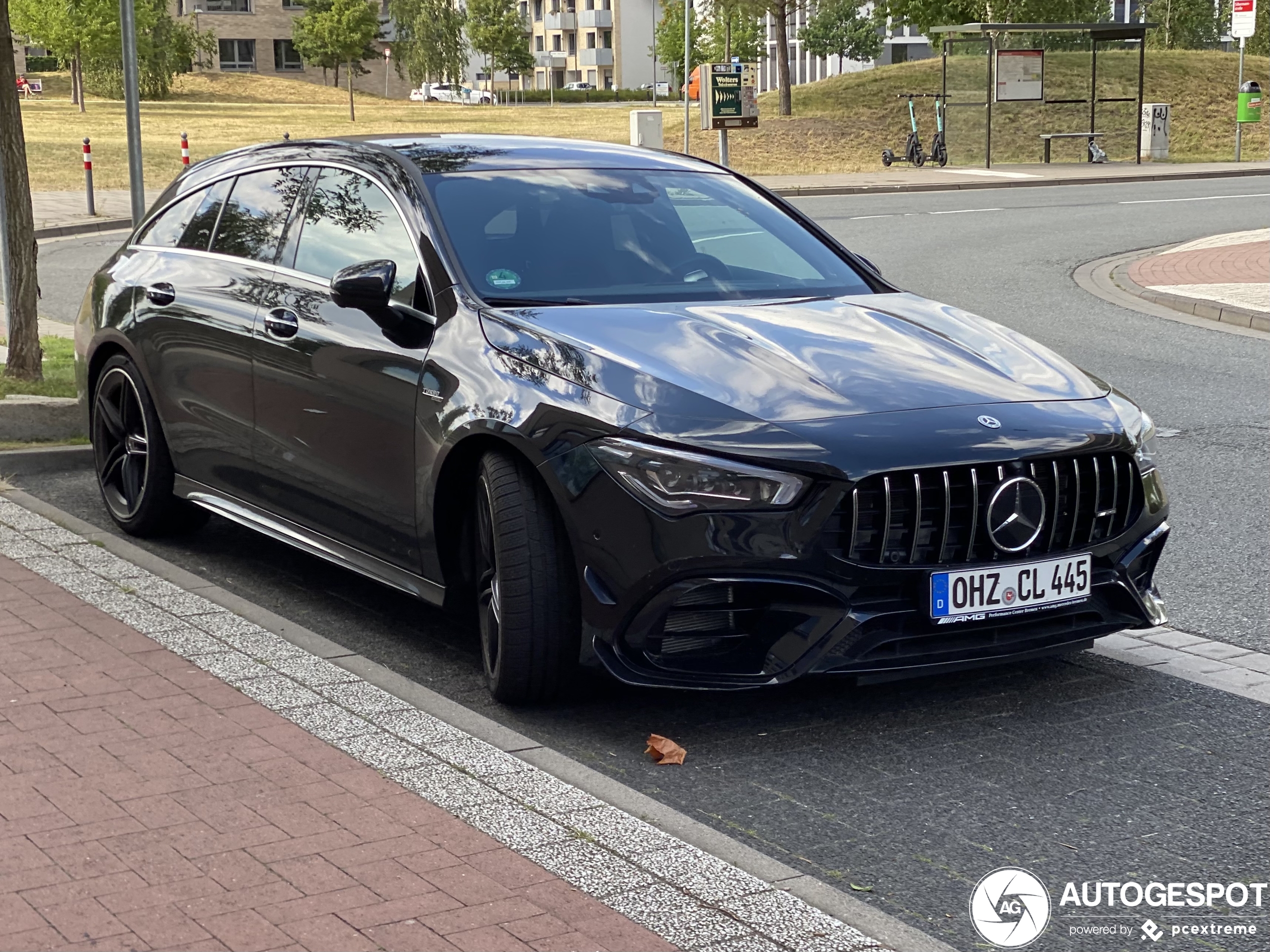 Mercedes CLA 45 AMG Shooting Brake in Petrol-Chrom spotted…