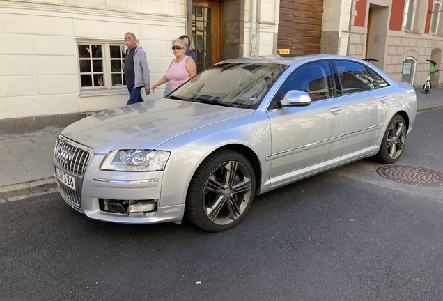 Audi S8 D3