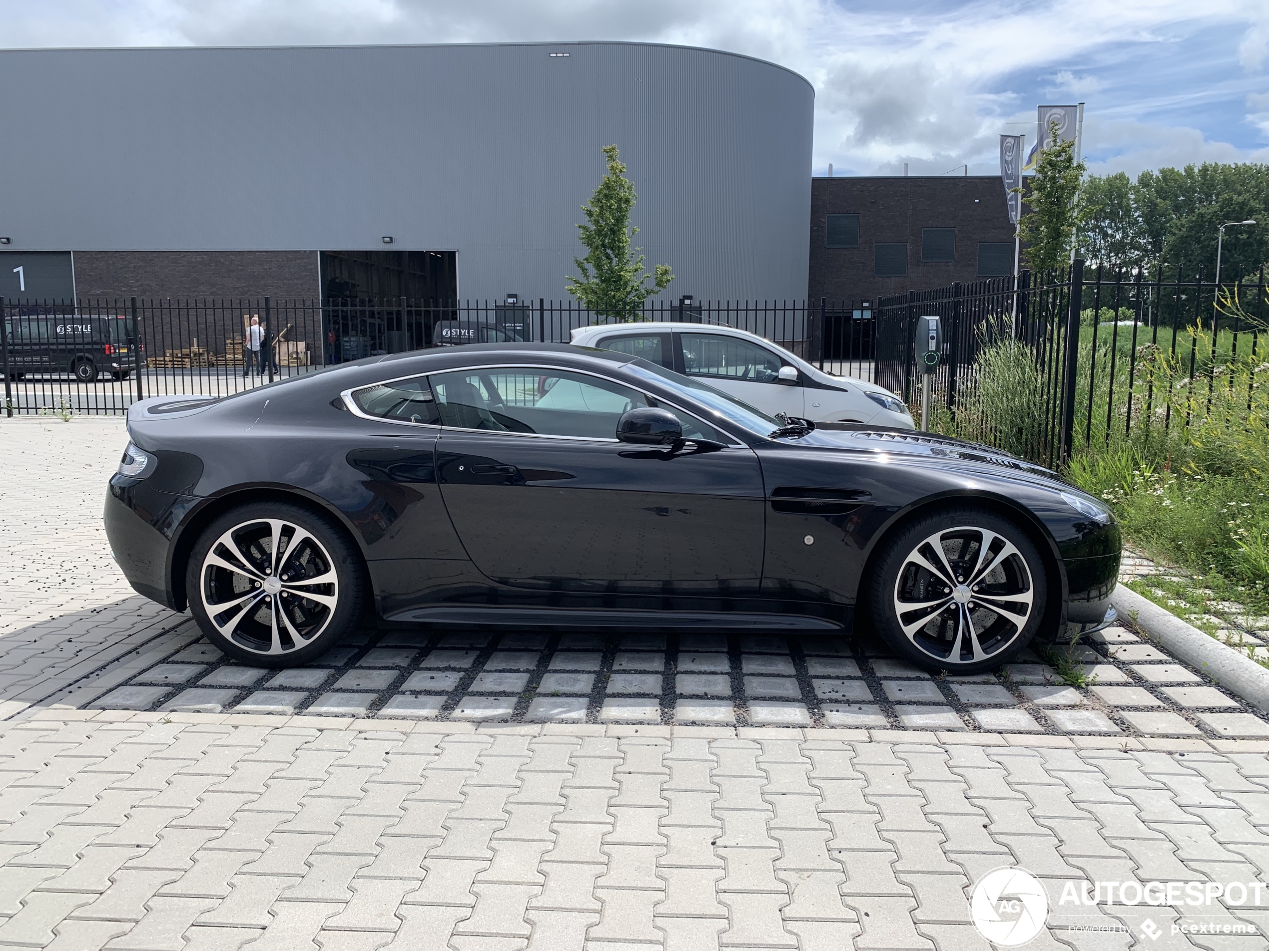 Aston Martin V12 Vantage Carbon Black Edition