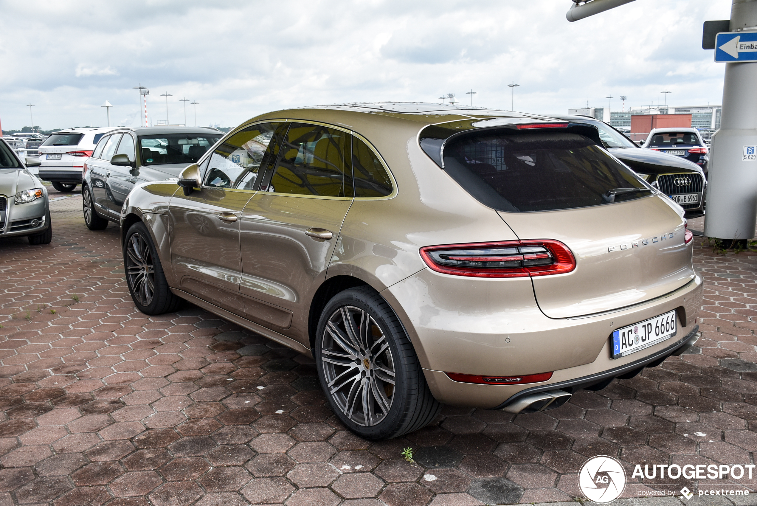 Porsche 95B Macan Turbo